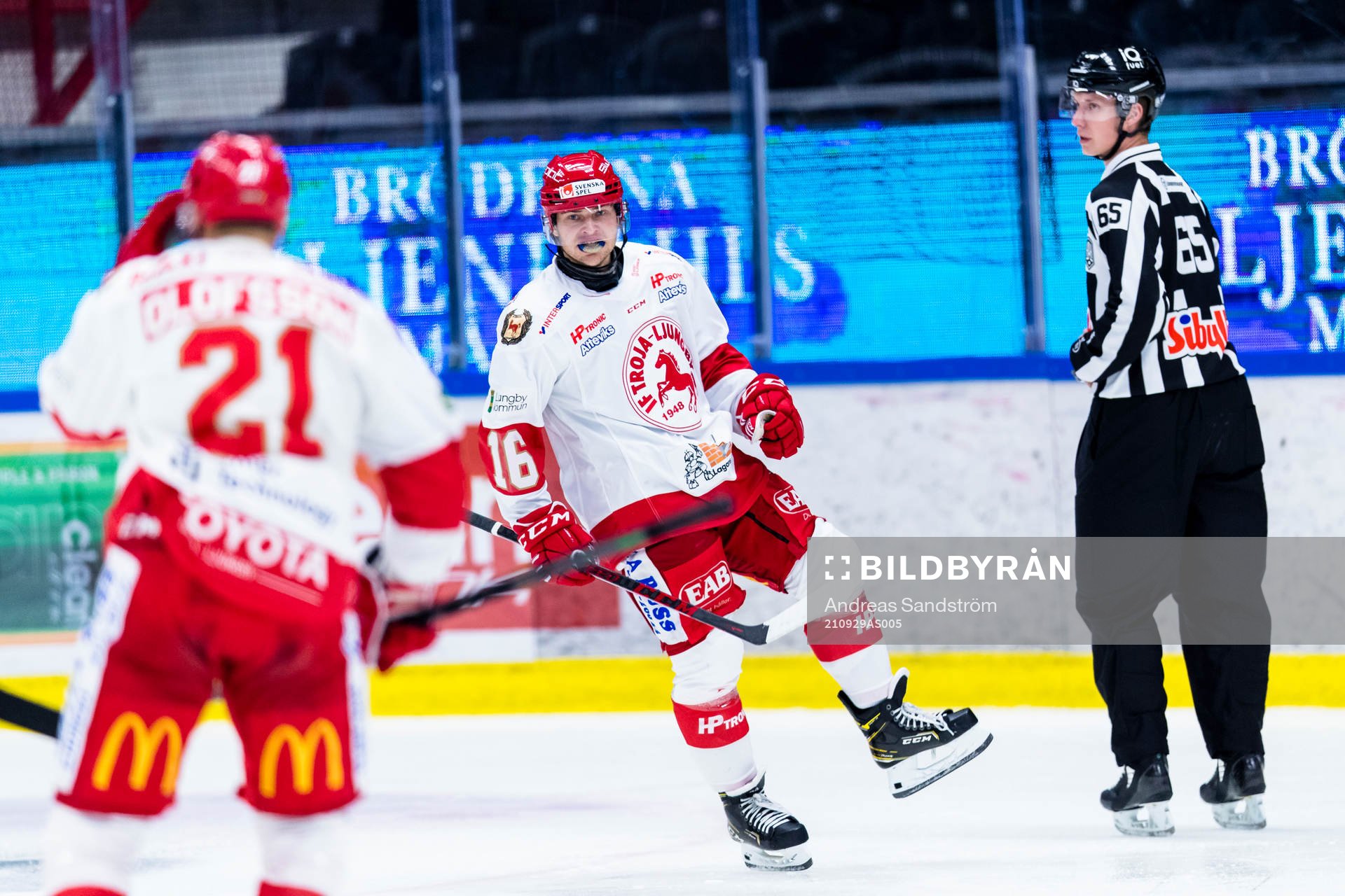 Troja/Ljungbys Dennis Fröland gör 0-1 och jublar med