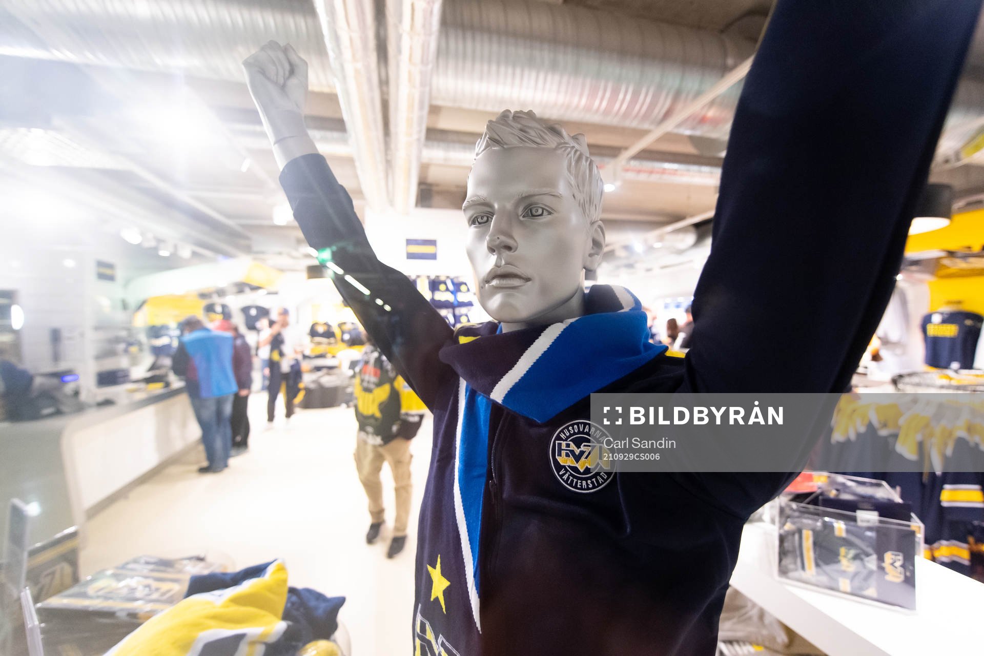 s supportershop innan ishockeymatchen i Hockeyallsvenskan