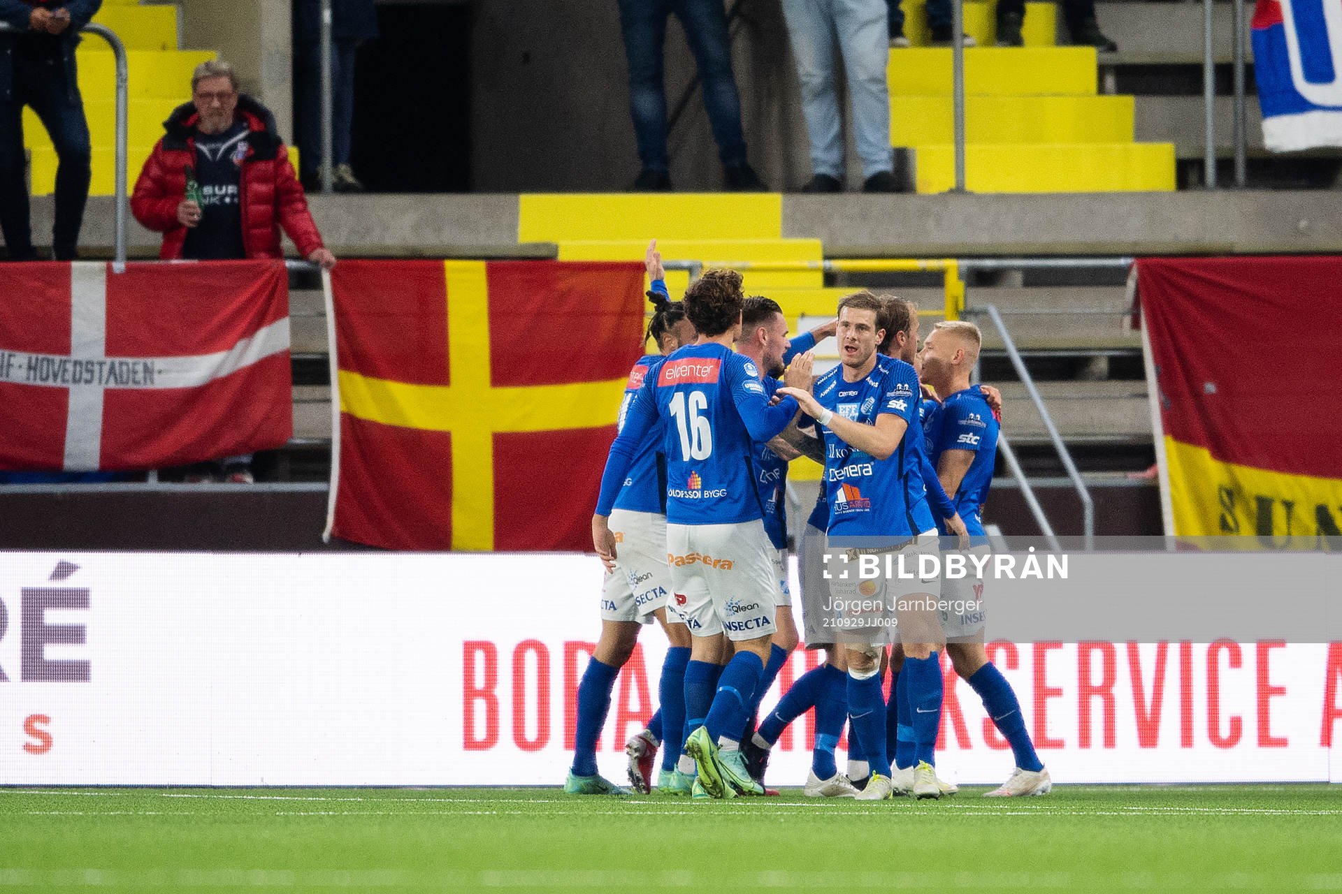 Norrbys Viktor Bergh jublar