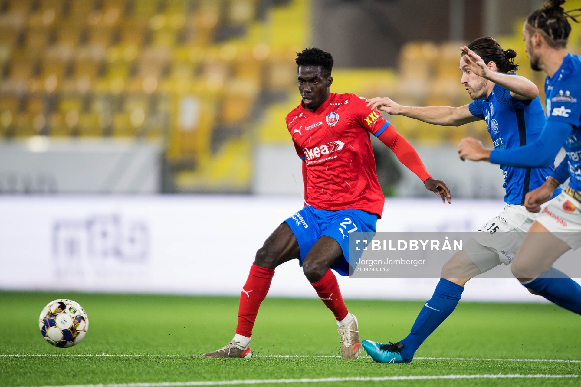 Helsingborgs Benjamin Acquah i kamp med Norrbys Nino Osmanagic under fotbollsmatchen i Superettan mellan Norrby och Helsingborg den 29 september 2021 i Borås.