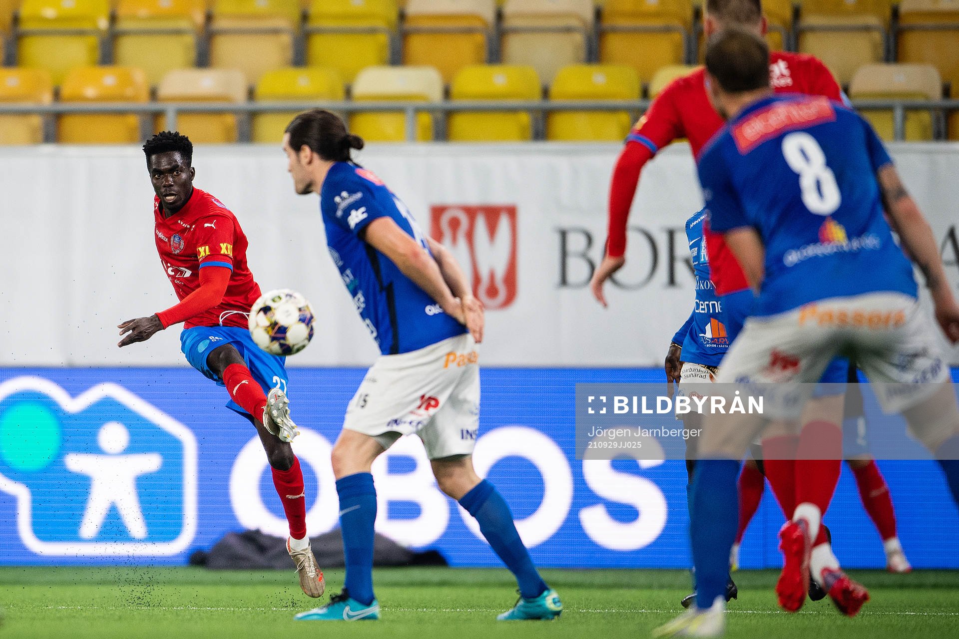 Helsingborgs Benjamin Acquah och Norrbys Nino Osmanagic