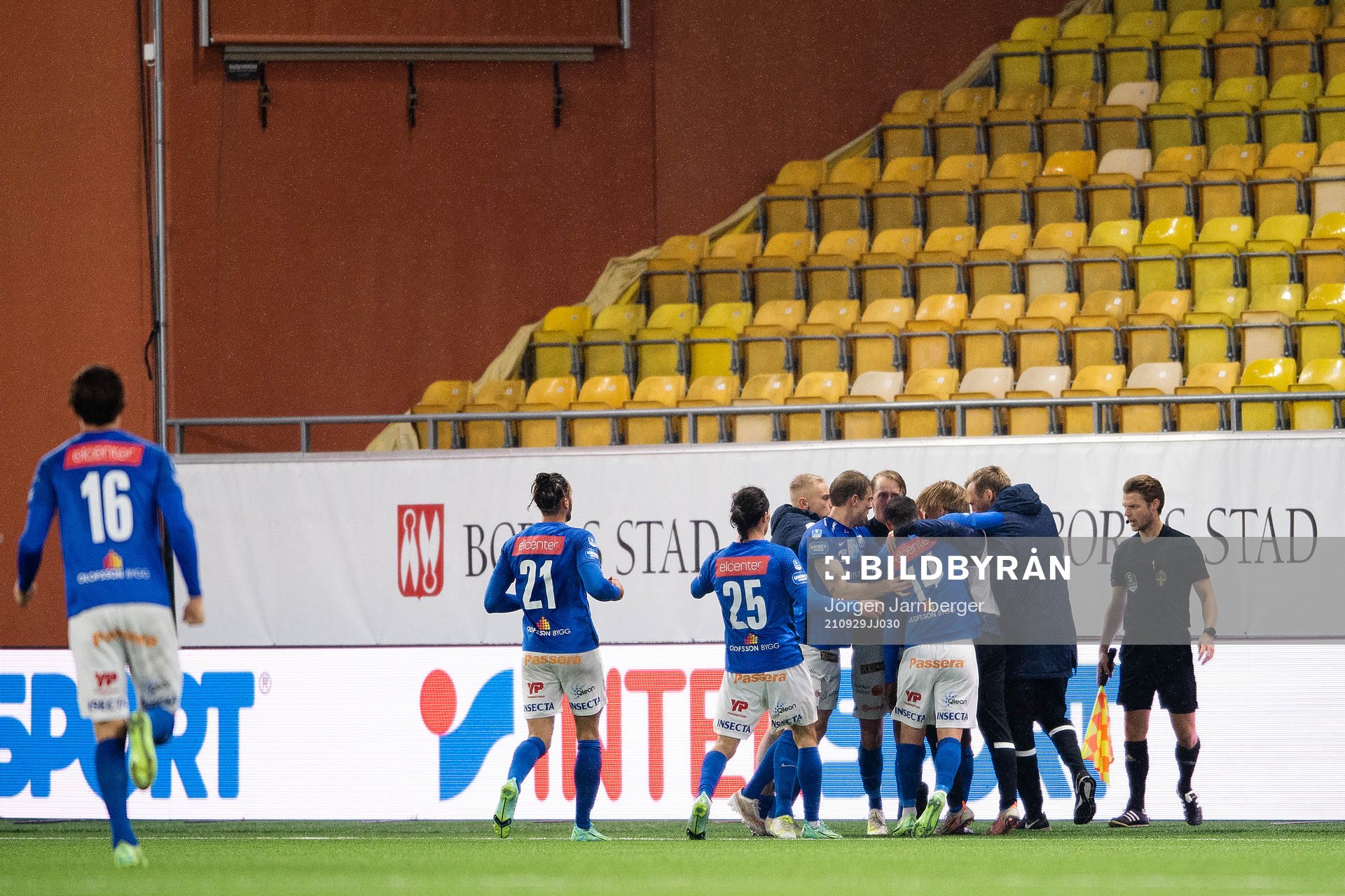 Norrbys Bubacarr Jobe jublar efter 2-1 under fotbollsmatchen i Superettan mellan Norrby och Helsingborg den 29 september 2021 i Borås.