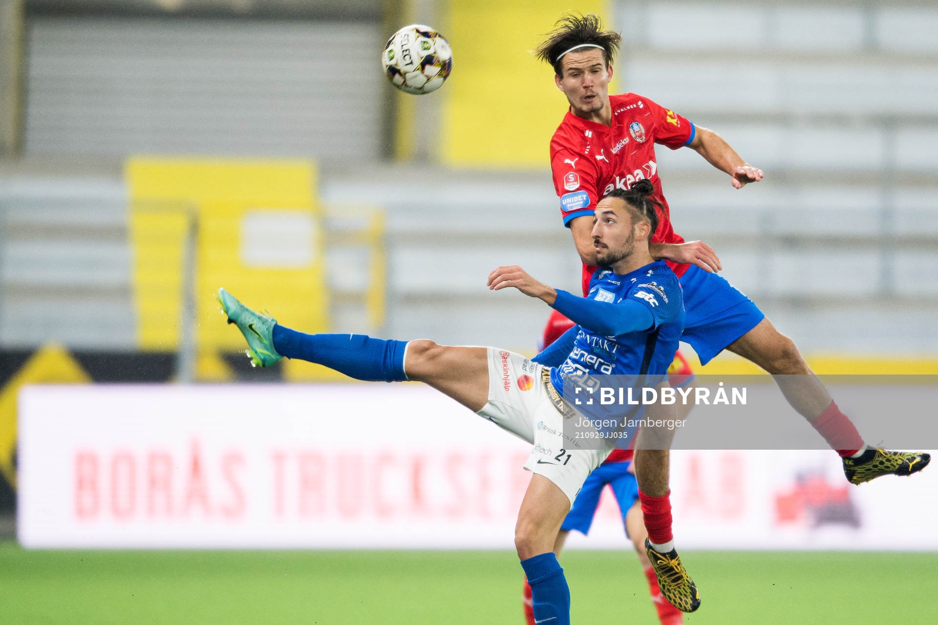 Helsingborgs Wilhelm Loeper och Norrbys Dijan Vukojevic