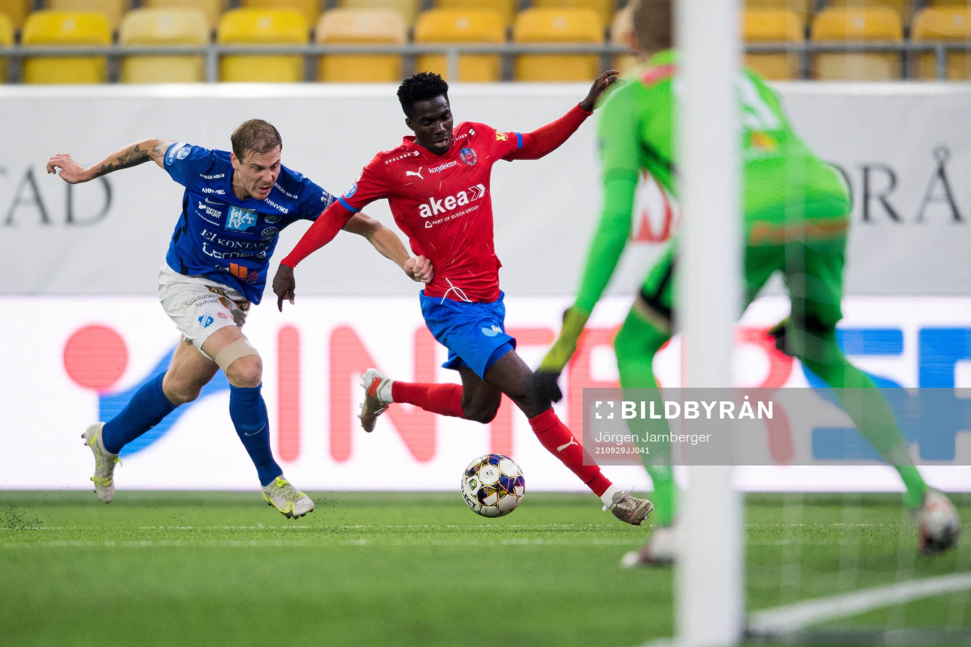 Helsingborgs Benjamin Acquah och Norrbys Nicklas Savolainen