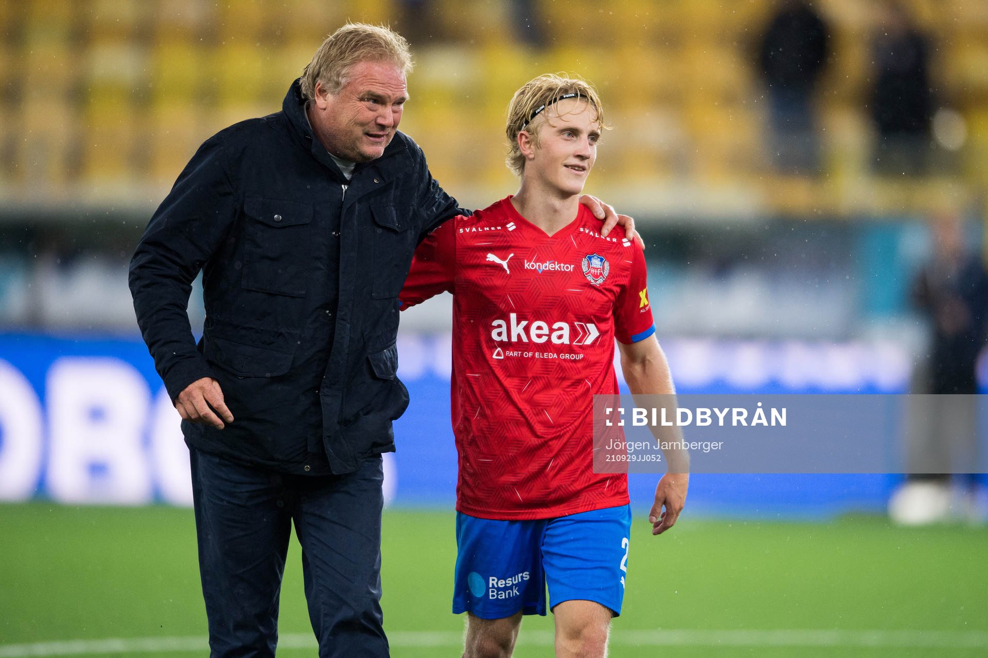 Helsingborgs tränare Jörgen Lennartsson och Victor Blixt efter fotbollsmatchen i Superettan mellan Norrby och Helsingborg den 29 september 2021 i Borås.