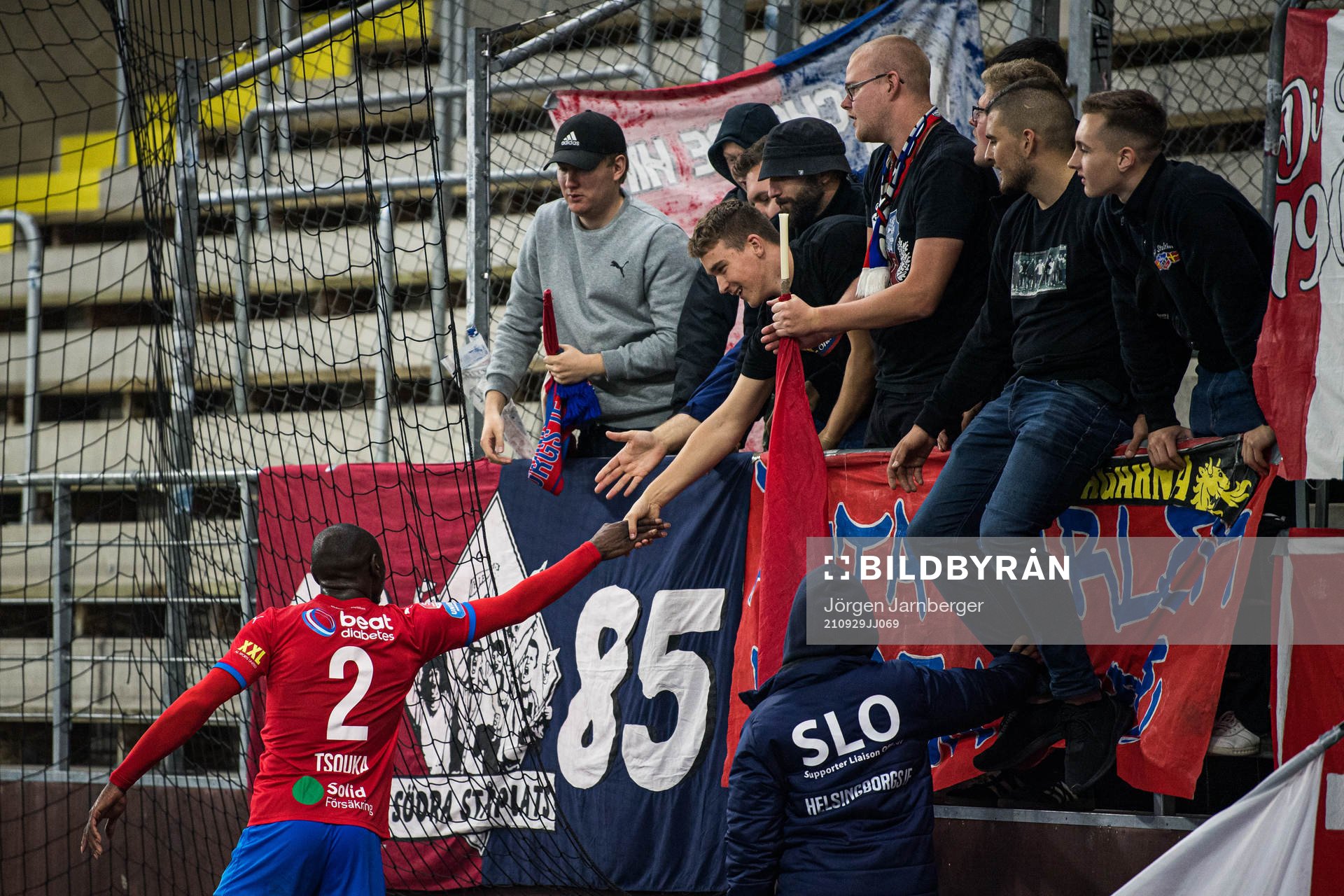 Helsingborgs Ravy Tsouka-Dozi tackar supportrarna