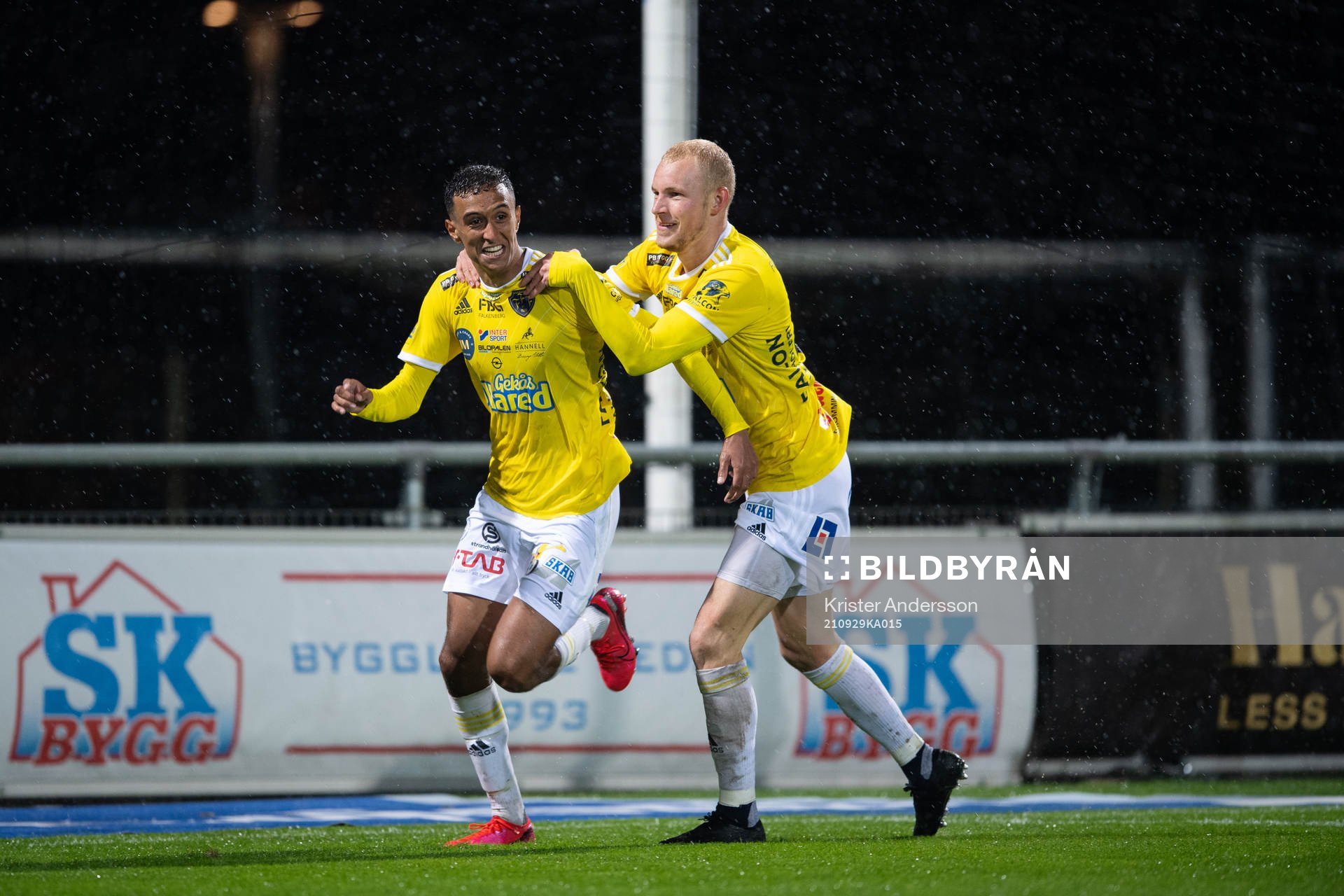 Falkenbergs Oliver Hintsa och Adam Bergmark Wiberg jublar