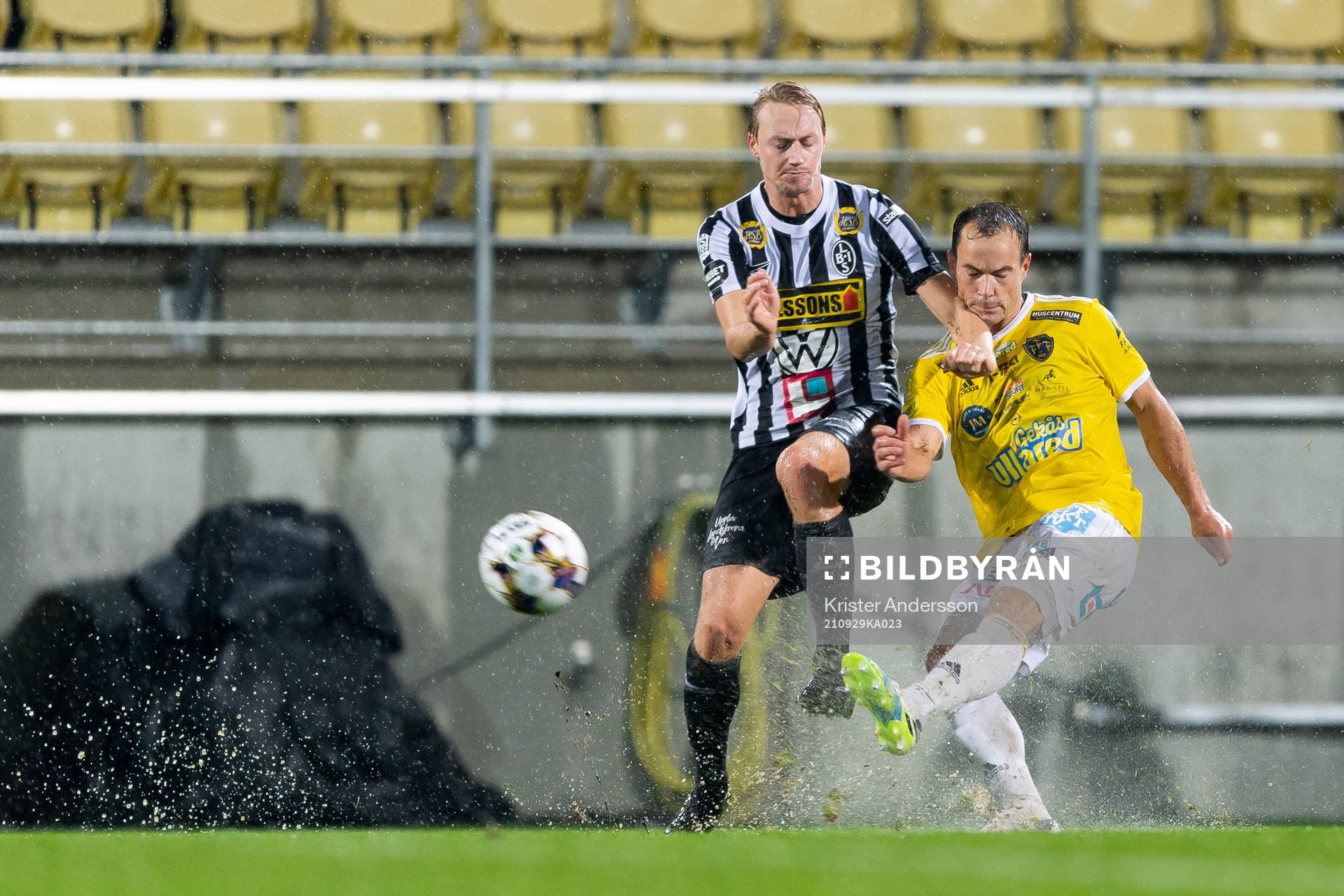 Landskronas Måns Ekvall och Falkenbergs Anton Wede under fotbollsmatchen i Superettan mellan Falkenberg och Landskrona den 29 september 2021 i Falkenberg.