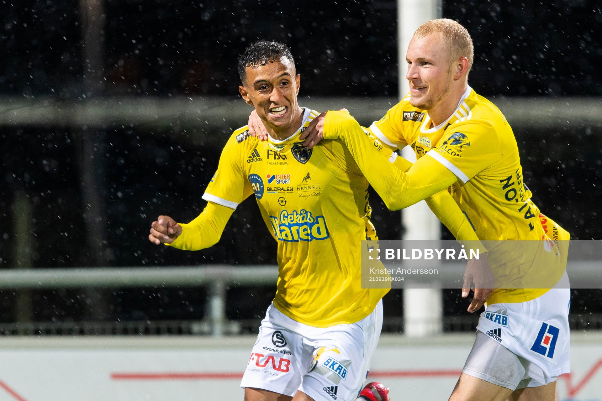 Falkenbergs Oliver Hintsa jublar med Adam Bergmark Wiberg
