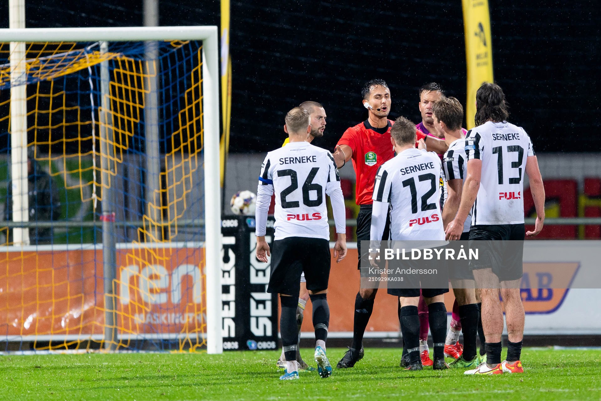 Domare Adi Aganovic i diskussion med Landskronas spelare under fotbollsmatchen i Superettan mellan Falkenberg och Landskrona den 29 september 2021 i Falkenberg.
