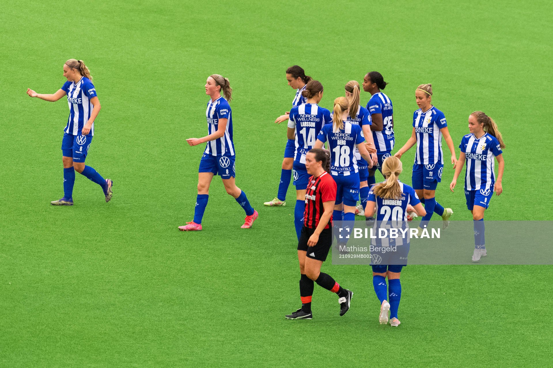IFK Göteborgs spelare jublar efter 3-0 under fotbollsmatchen i division tre mellan IFK Göteborg och GSIF den 29 september 2021 i Göteborg.