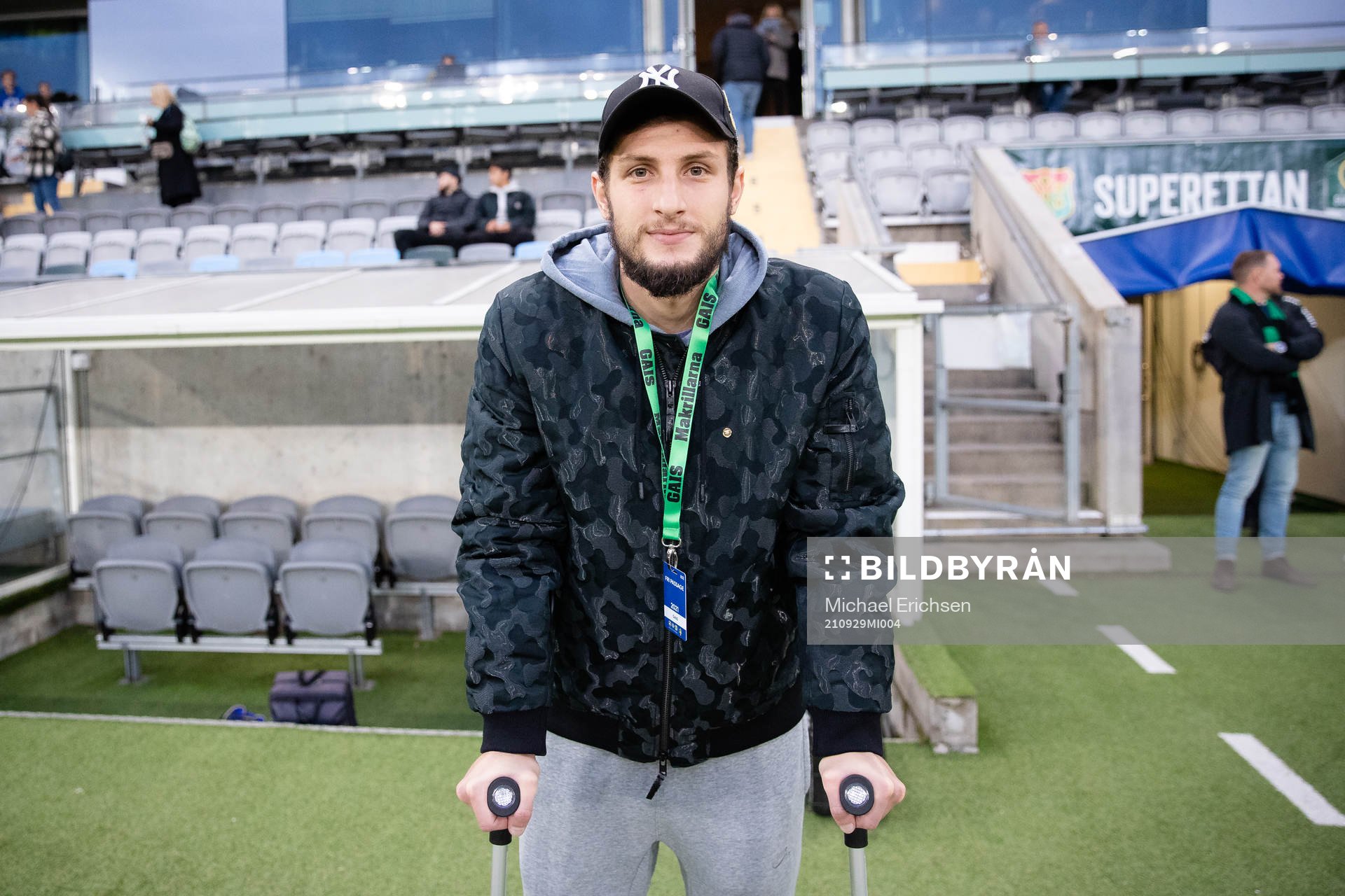 GAIS Adnan Maric på kryckor innan fotbollsmatchen i