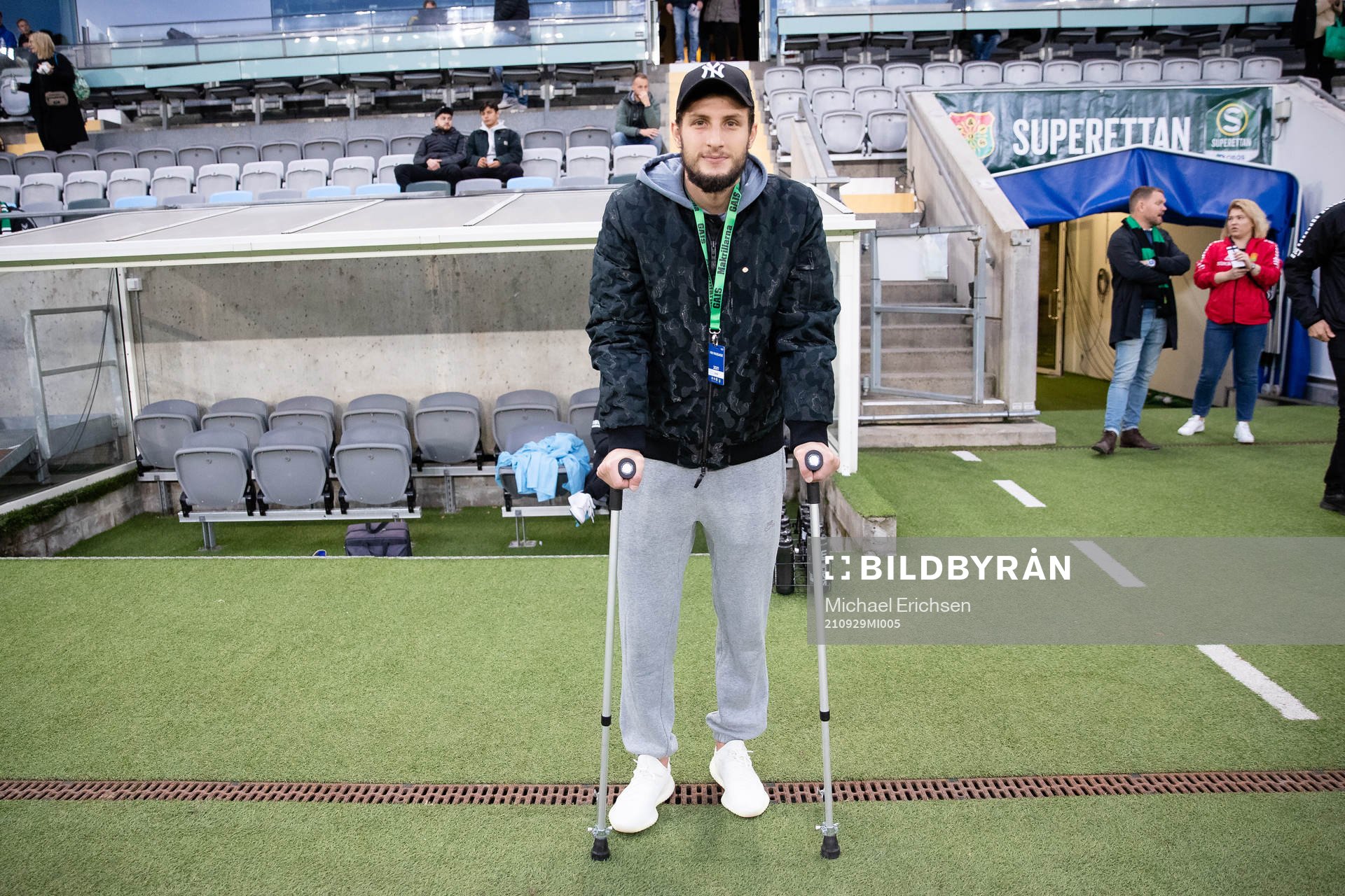 GAIS Adnan Maric på kryckor innan fotbollsmatchen i