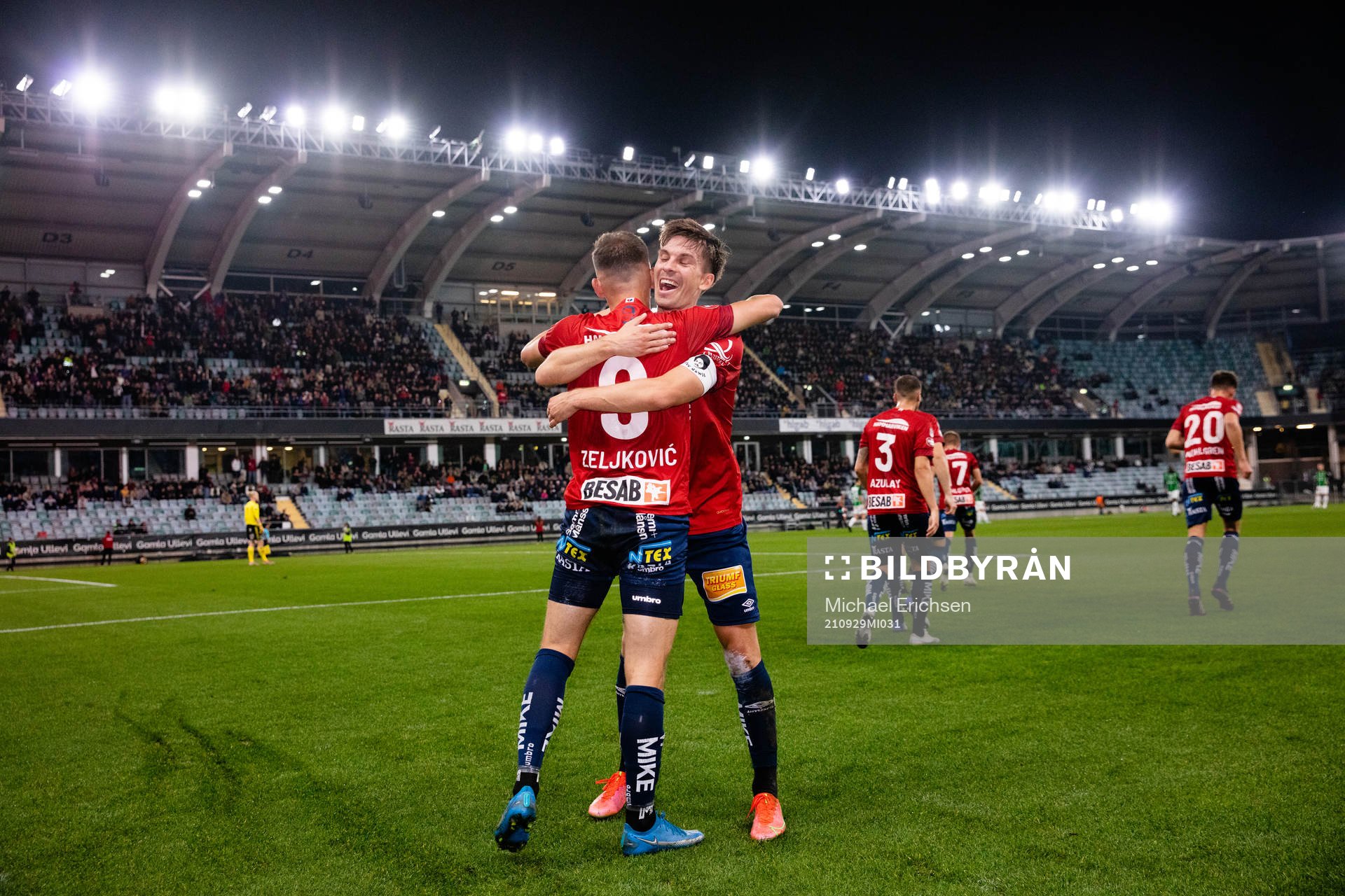 Örgrytes Ajdin Zeljkovic jublar ihop med Daniel Paulson