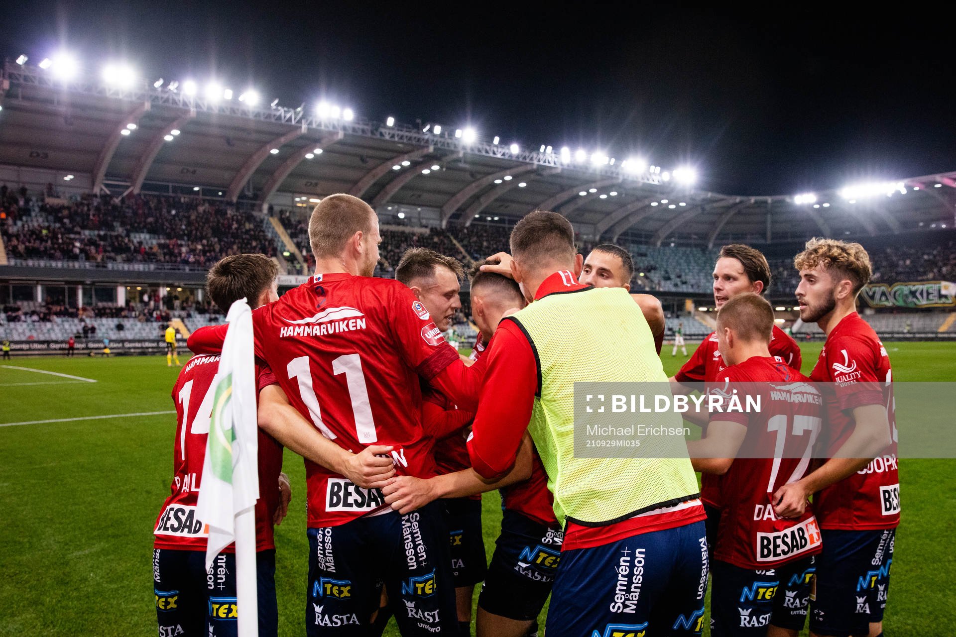 Örgrytes Ajdin Zeljkovic jublar med lagkamrater efter 0-1 på straff under fotbollsmatchen i Superettan mellan GAIS och Örgryte den 29 september 2021 i Göteborg.