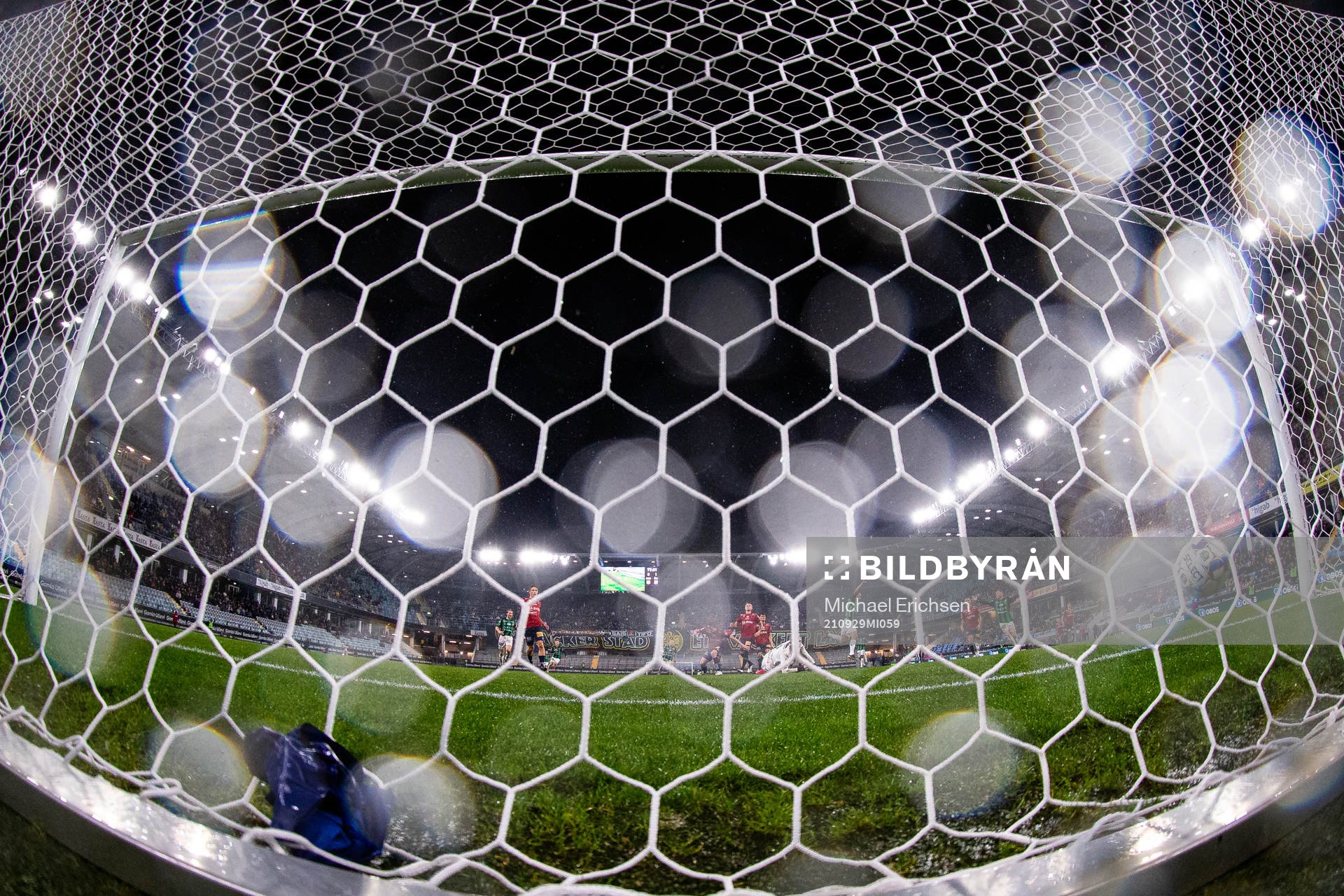 GAIS Richard Yarsuvat skjuter 1-1 bakom Örgrytes målvakt