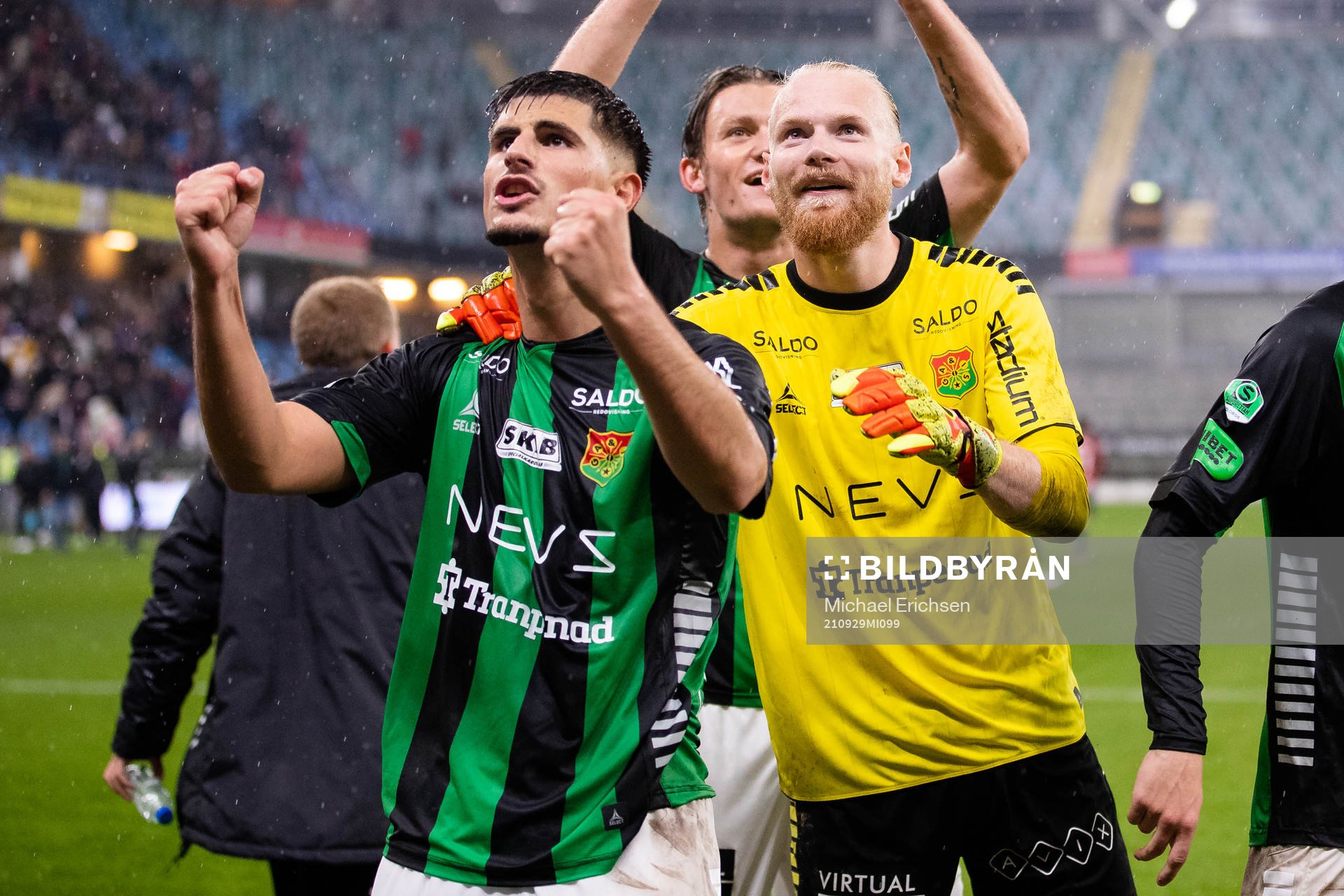 GAIS Emin Grozdanic och målvakt Mathias Karlsson jublar
