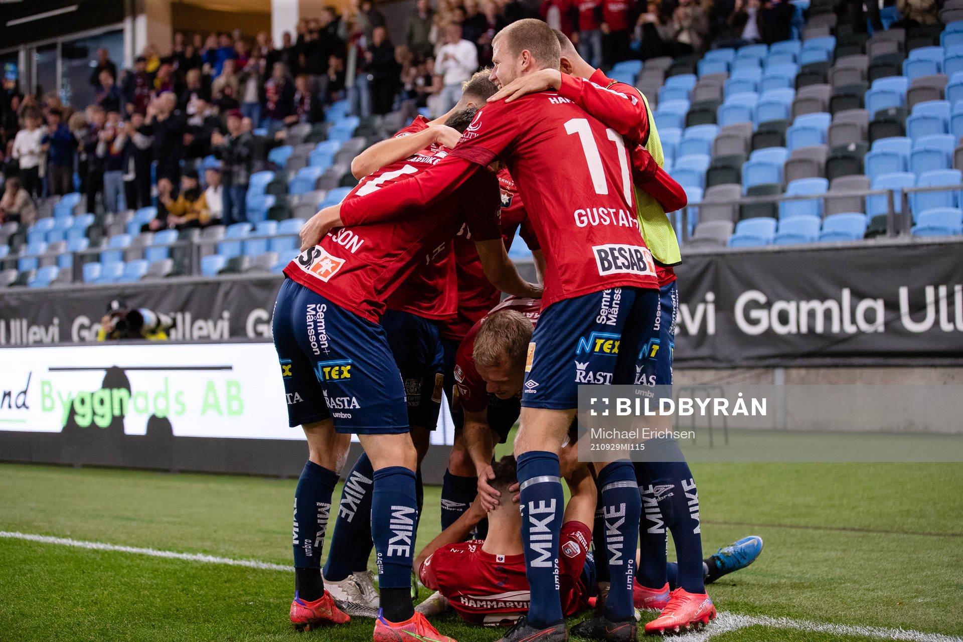 Örgrytes Ajdin Zeljkovic jublar med lagkamrater efter 0-1 på straff under fotbollsmatchen i Superettan mellan GAIS och Örgryte den 29 september 2021 i Göteborg.