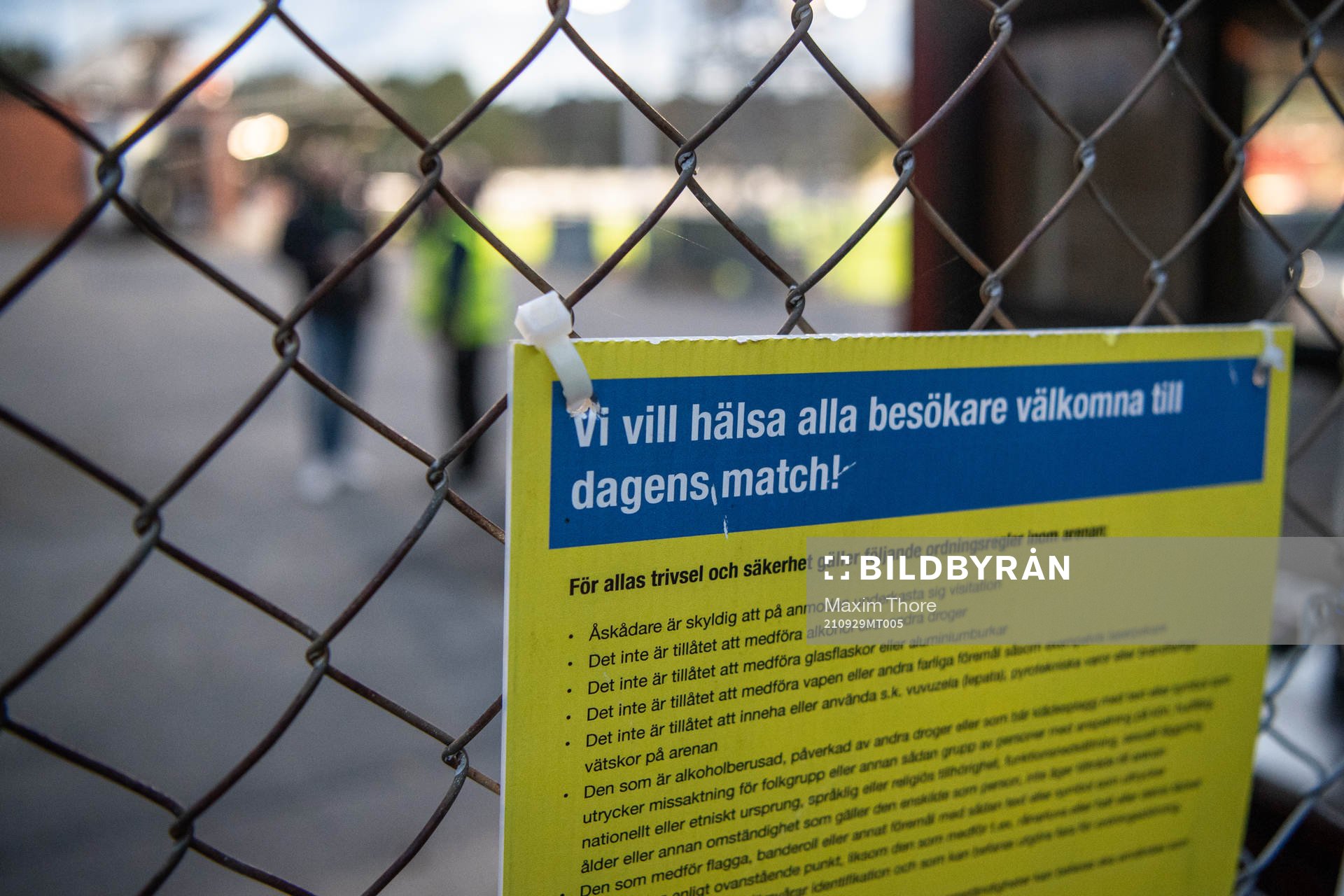 En informationsskylt som välkomnar publiken tillbaka på