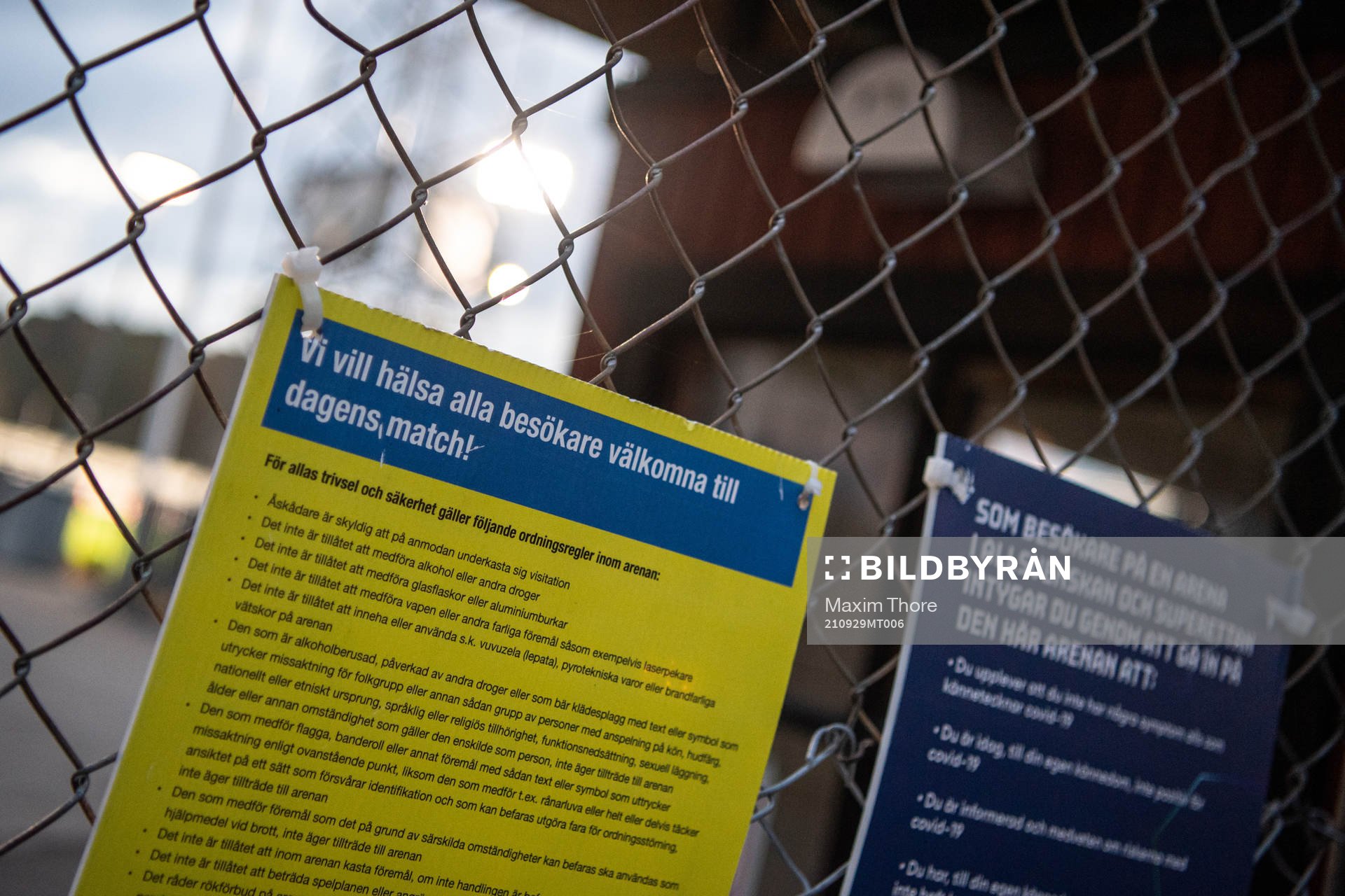 En informationsskylt som välkomnar publiken tillbaka på