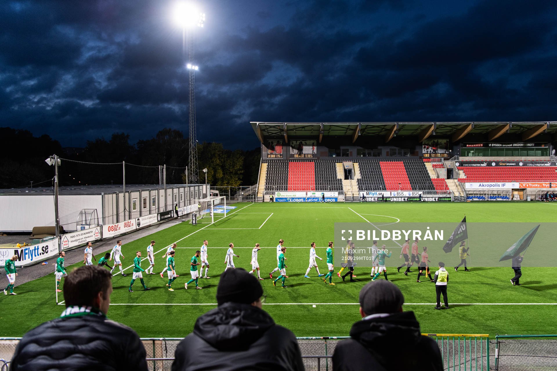Spelarna gör entré framför supportrar