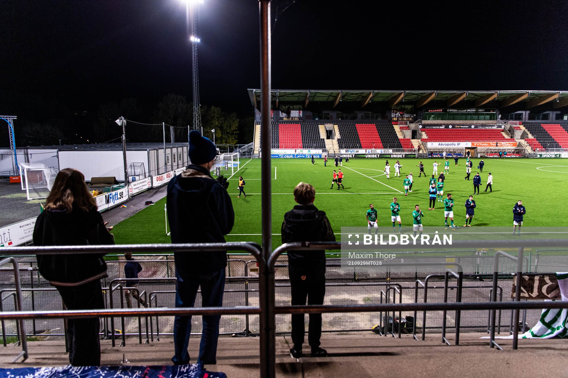 Jönköpings spelare tackar publiken