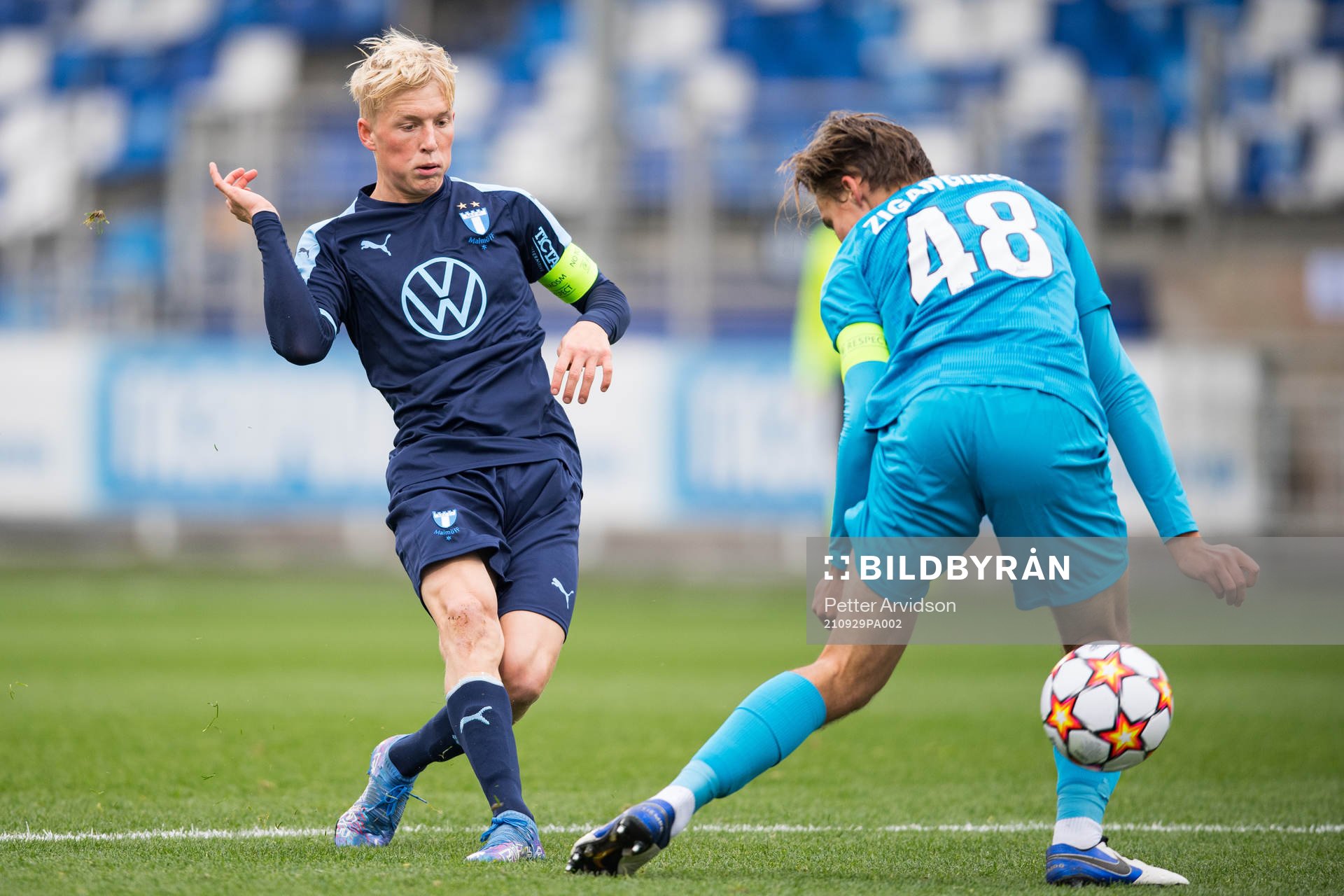 Melker Widell of Malmö FF and Arsenii Zigangirov of Zenit