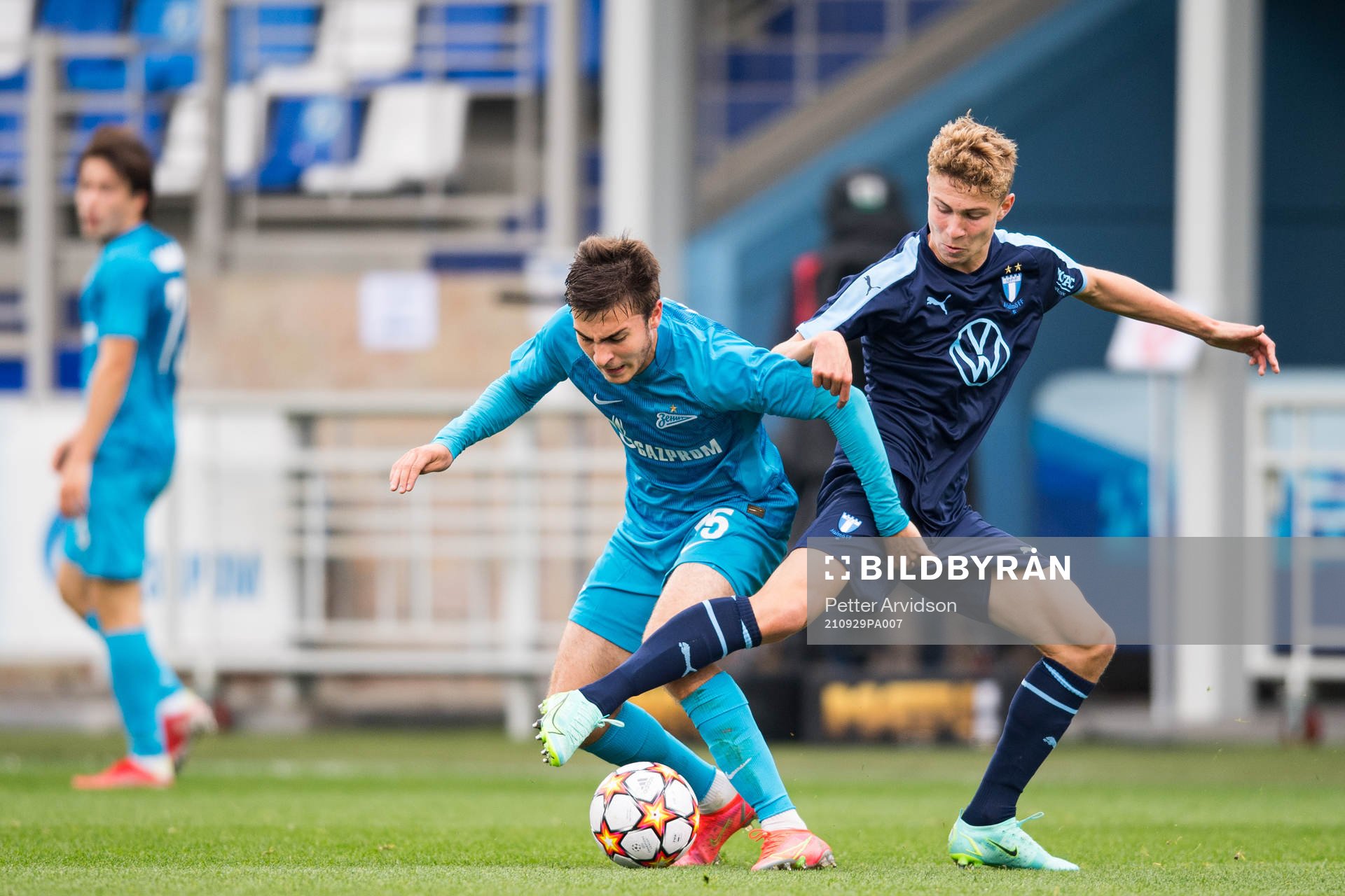 Ruslan Khailoev of Zenit and Hugo Bolin of Malmö FF