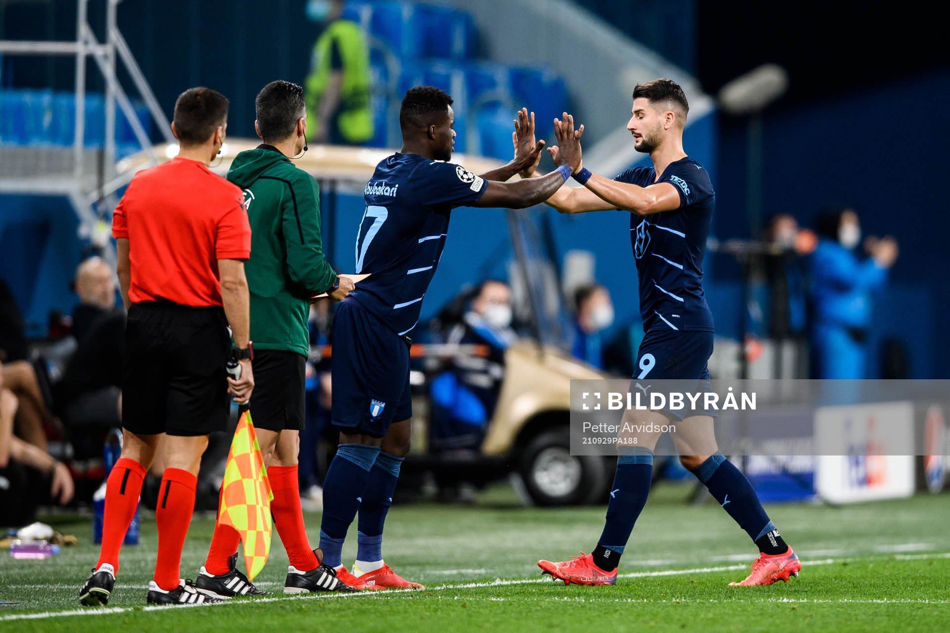 Antonio Colak (r) is being substitued for Malik Abubakari