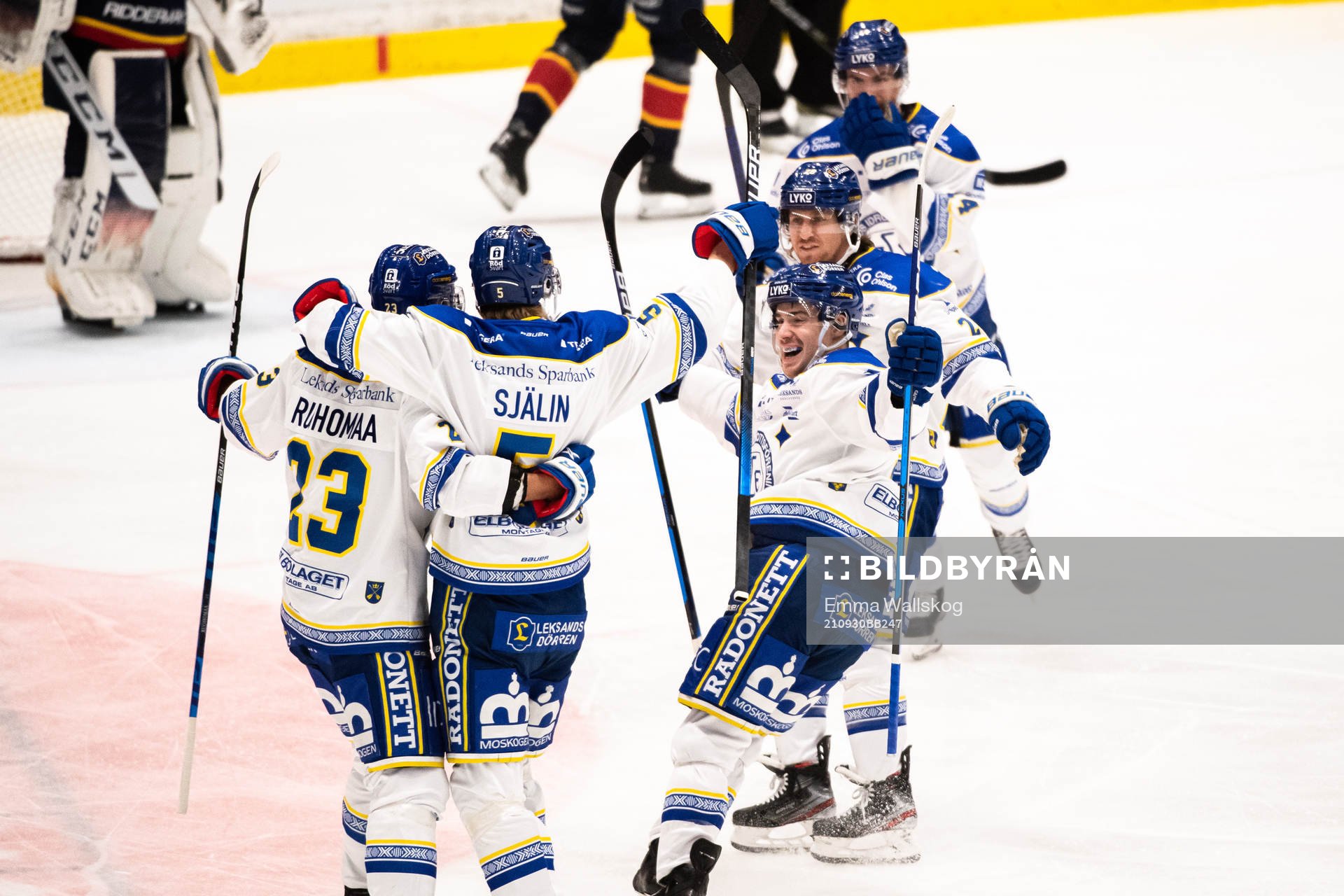 Leksands Mikael Ruohomaa och Calle Själin jublar med
