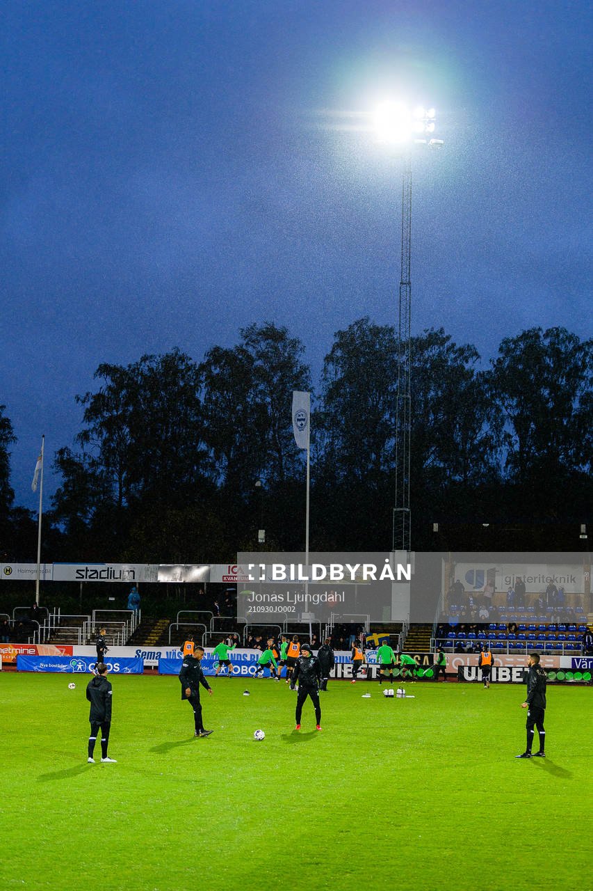 Västerås spelare värmer upp före fotbollsmatchen i