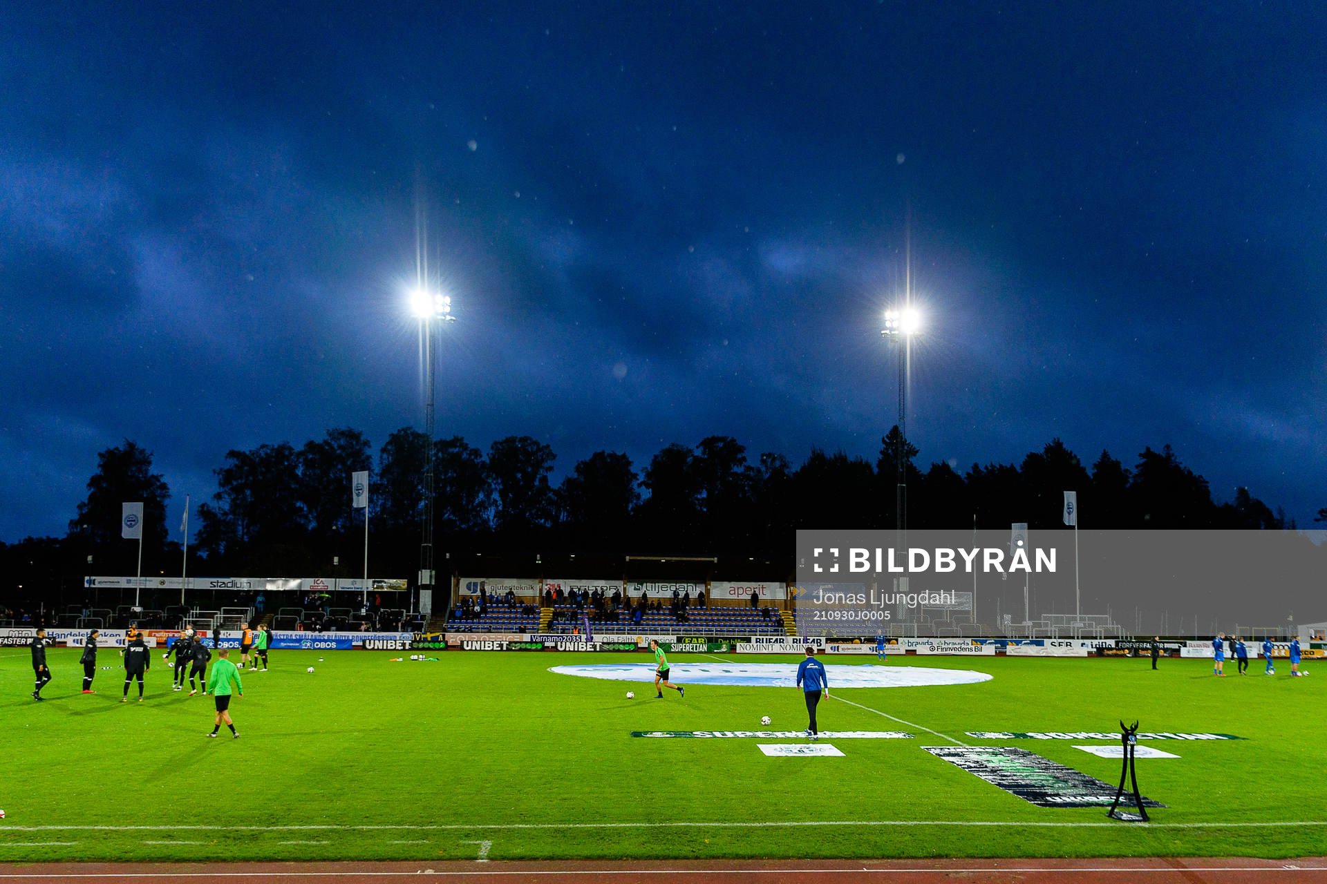 Lagen värmer upp före fotbollsmatchen i Superettan mellan