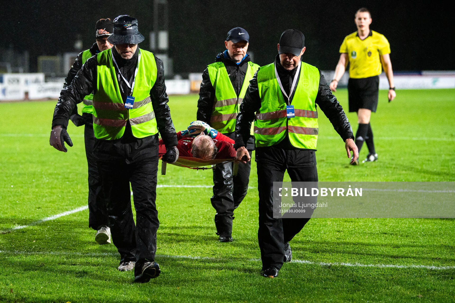 Västerås Daniel Svensson bärs av planen på bår