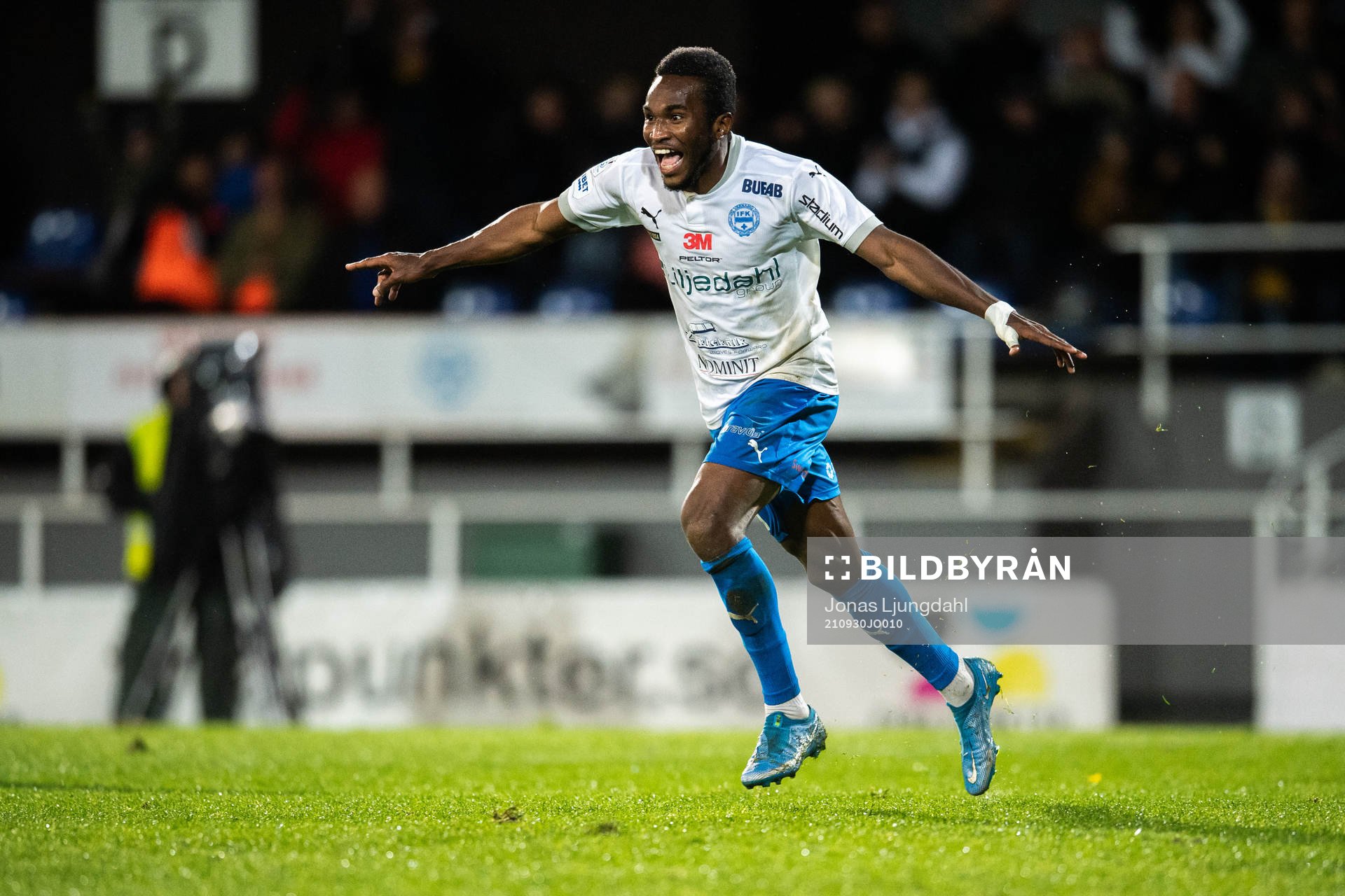 Värnamos Christioan Moses jublar efter 3-1 under fotbollsmatchen i Superettan mellan Värnamo och Västerås SK den 30 september 2021 i Värnamo. 