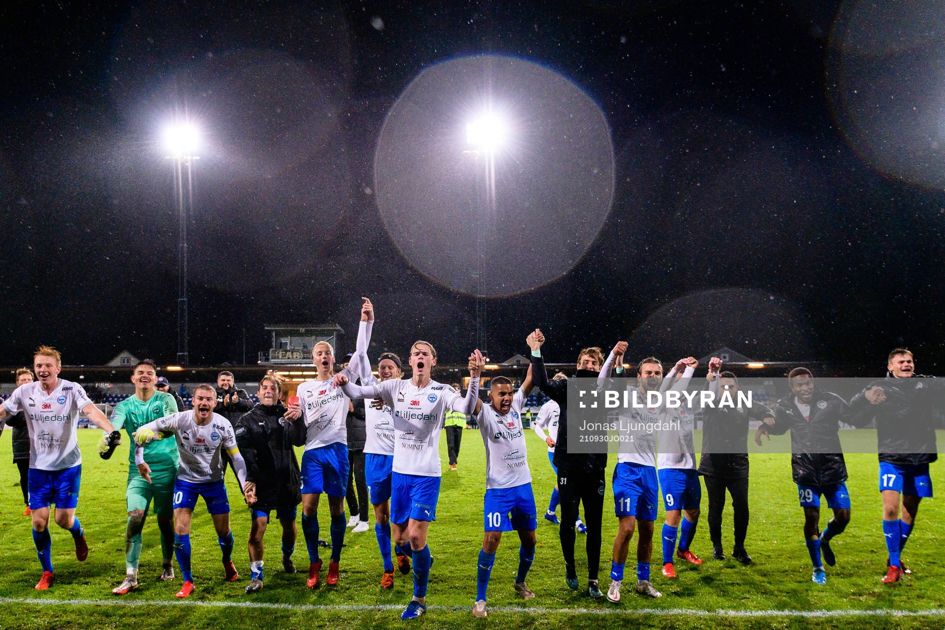 Värnamos spelare och ledare jublar