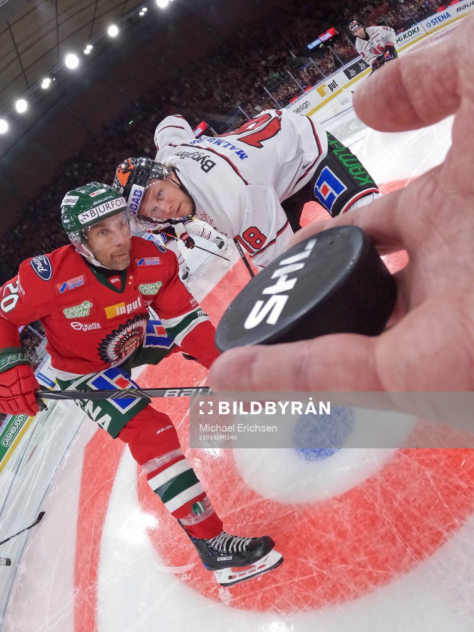 Domare Marcus Linde i färd med att släppa pucken vid