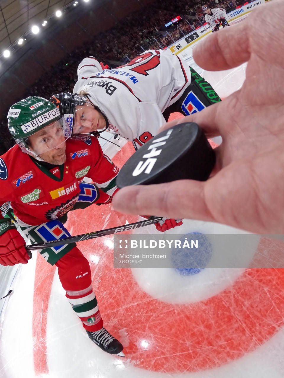Domare Marcus Linde i färd med att släppa pucken vid