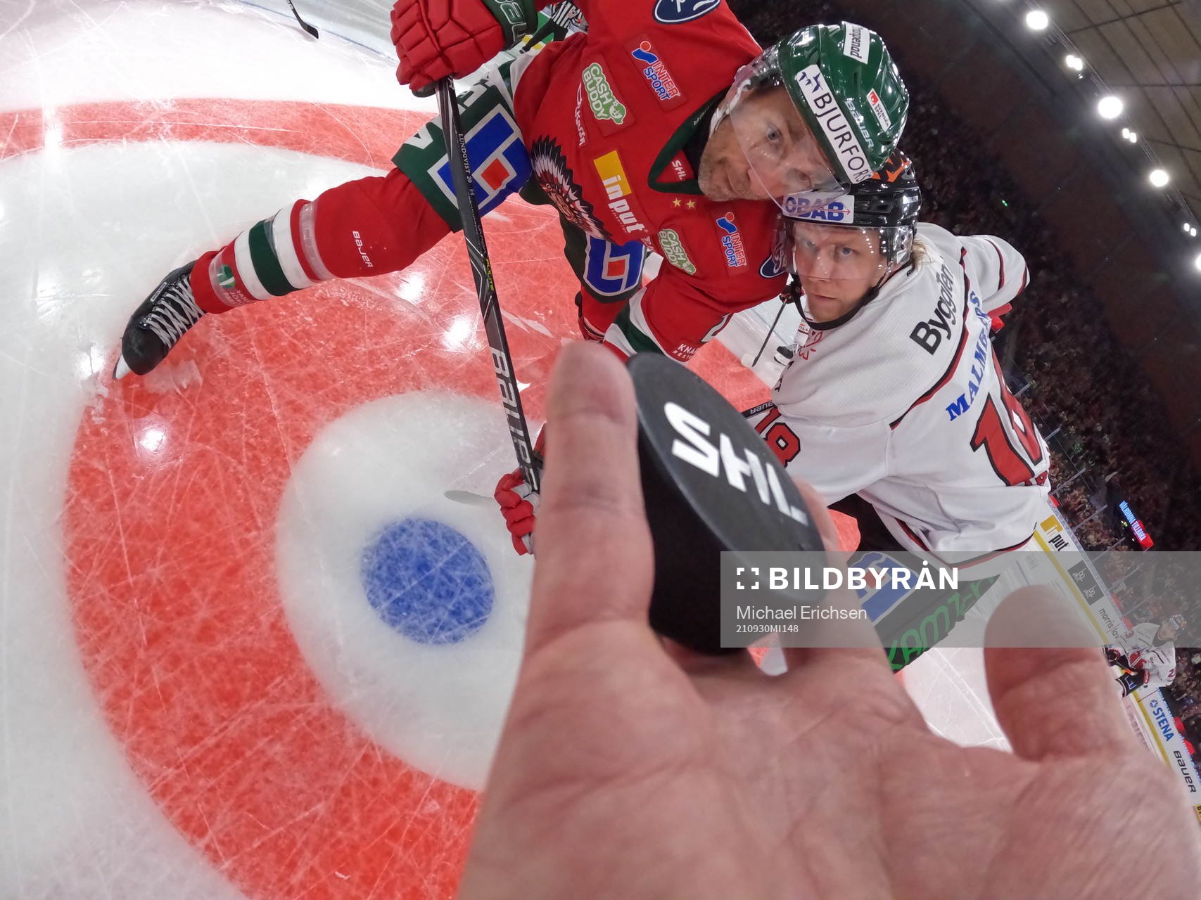 Domare Marcus Linde i färd med att släppa pucken vid