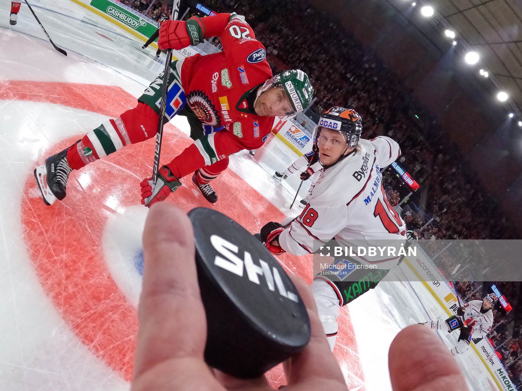 Domare Marcus Linde i färd med att släppa pucken vid