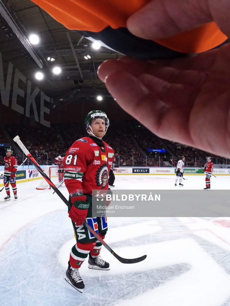 Frölundas Ryan Lasch pratar med domare Marcus Linde