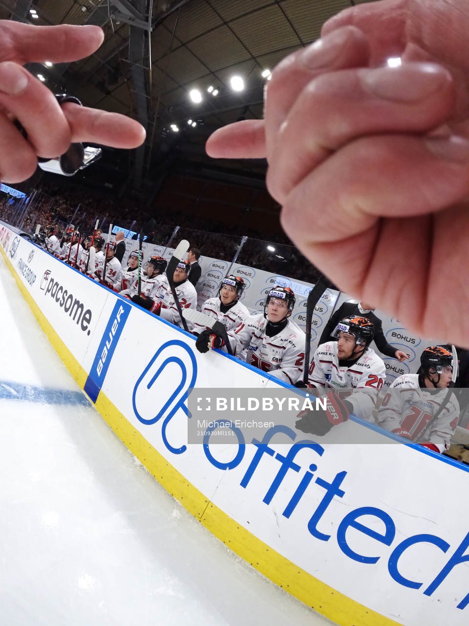 Domare Marcus Linde framför Örebros bänk