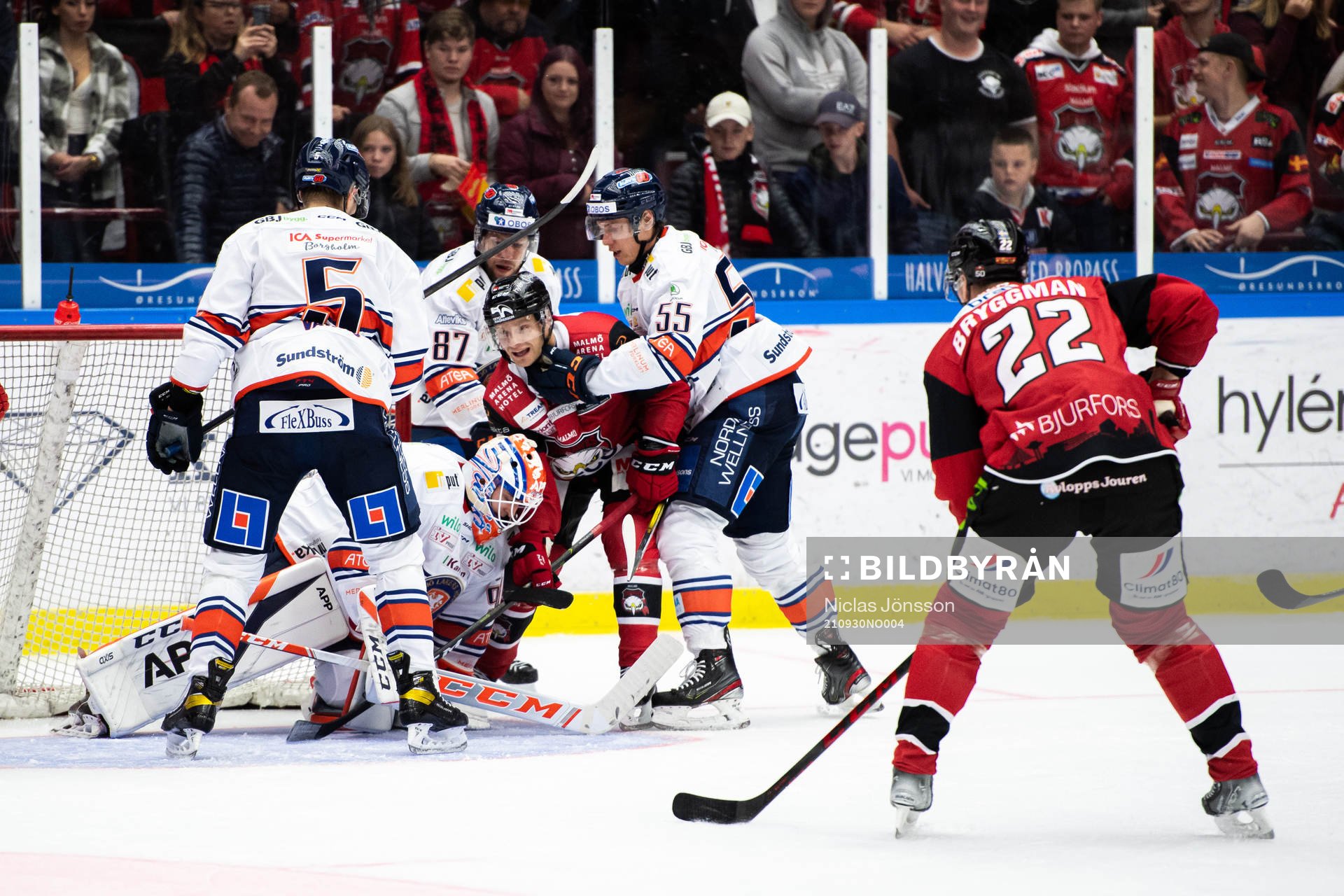 Malmö Redhawks Johan Olofsson framför Växjös målvakt