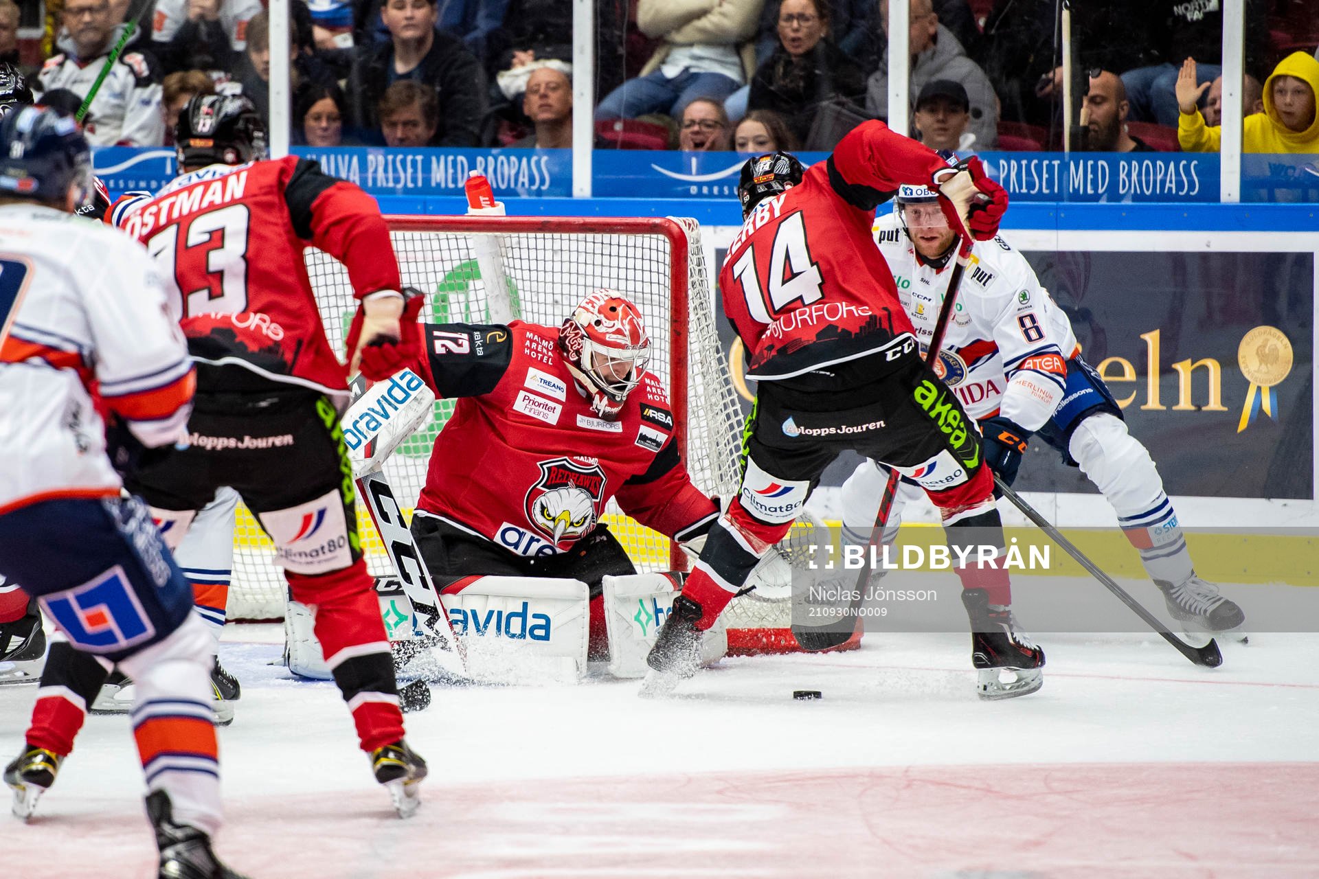 Växjös Ludvig Claesson oroar framför Malmö Redhawks