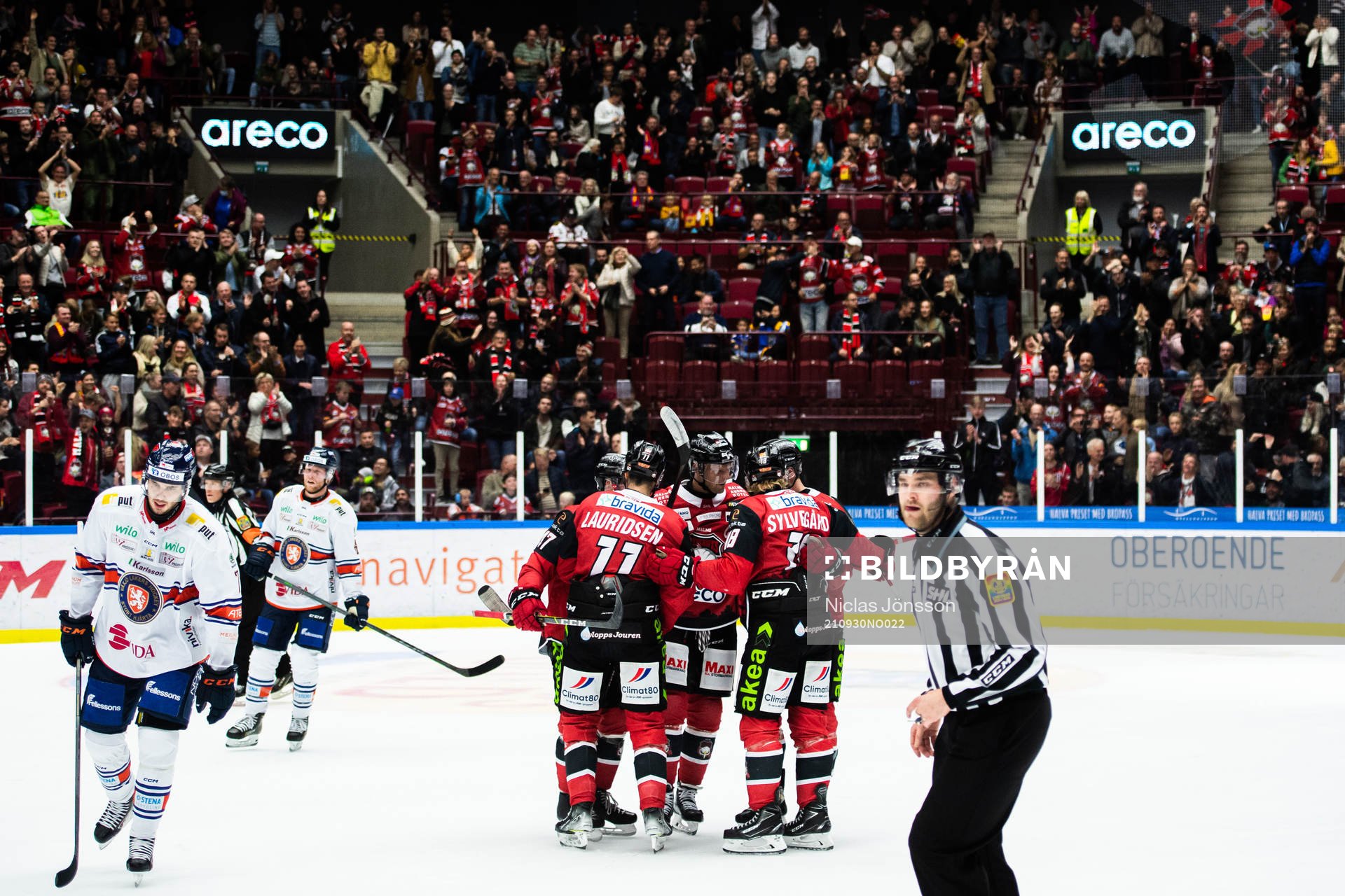 Malmö Redhawks Lance Bouma jublar med lagkamrater