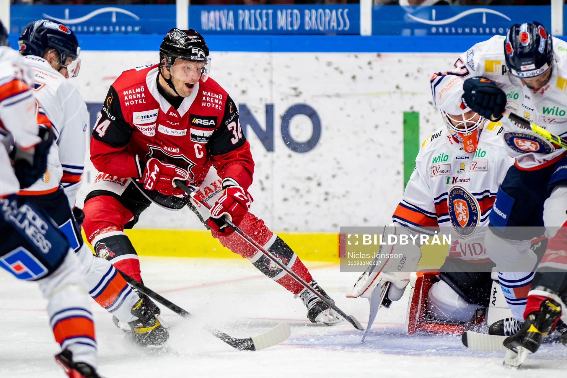 Malmö Redhawks Carl Söderberg oroar framför Växjös
