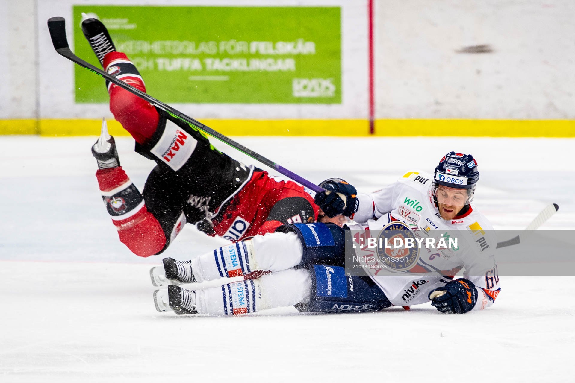 Malmö Redhawks Carl Persson blir tacklad av Växjös Erik
