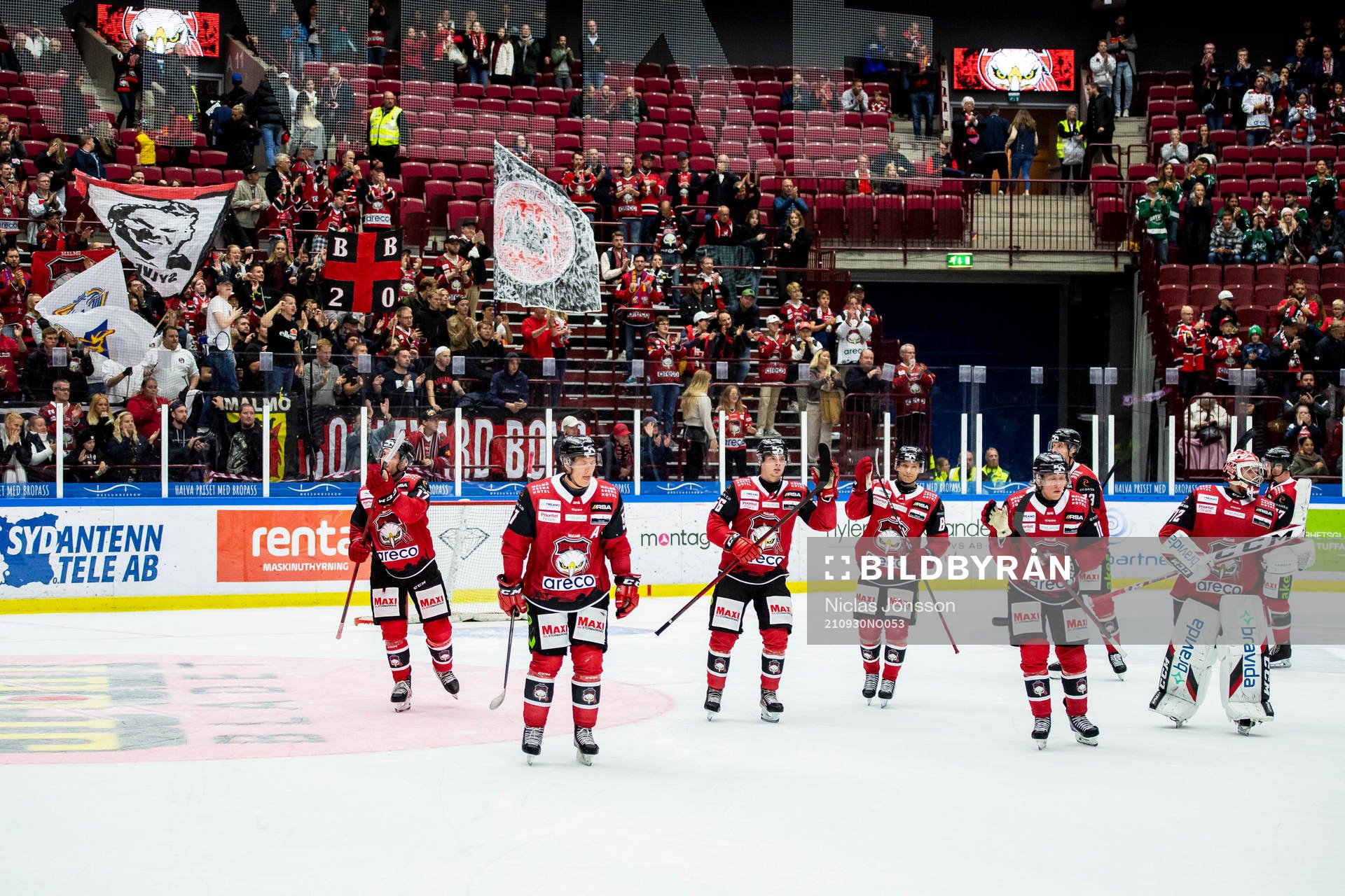 Malmö Redhawks spelarna packar publiken