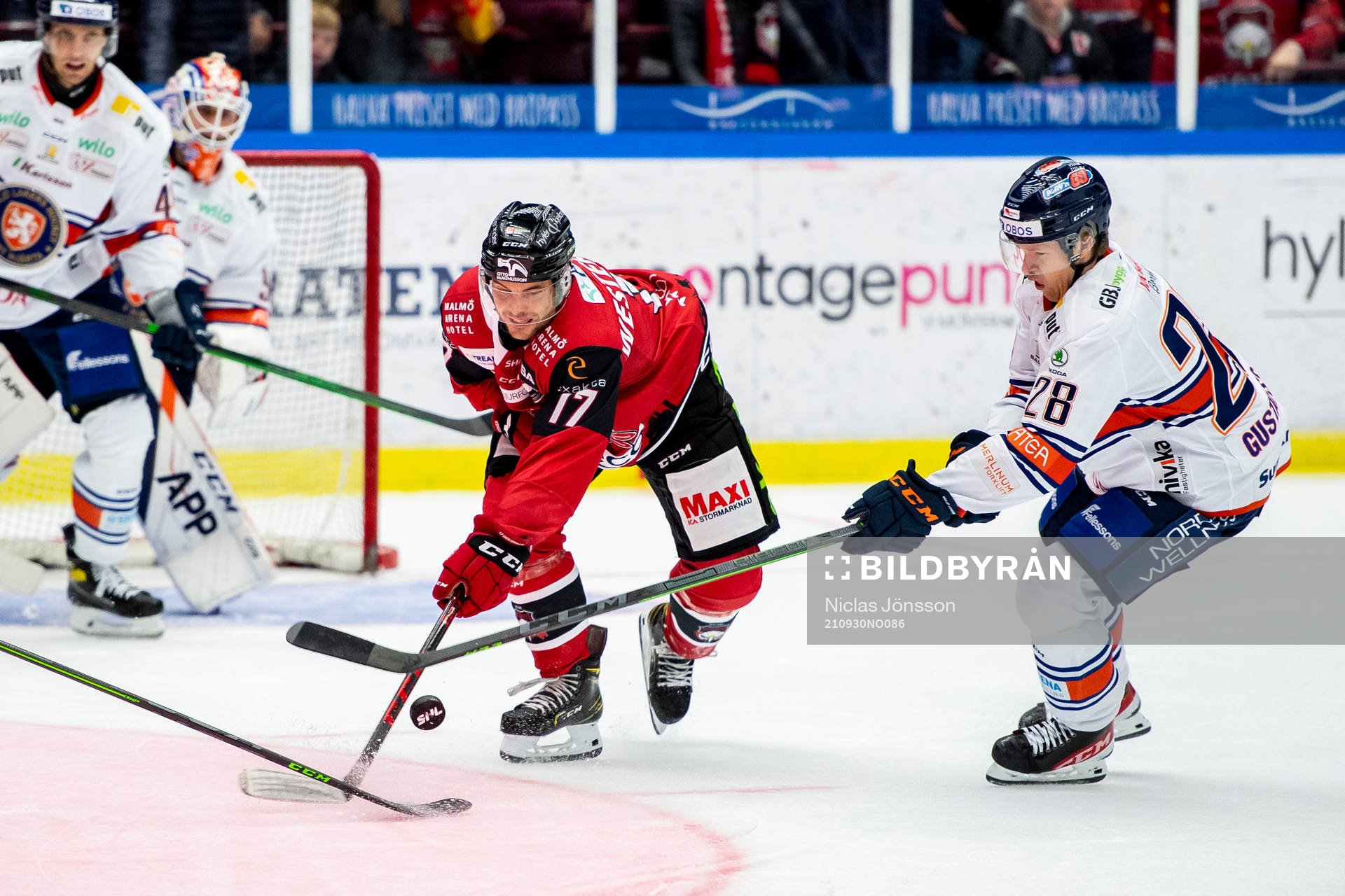 Malmö Redhawks Pathrik Westerholm  och Växjös Hugo