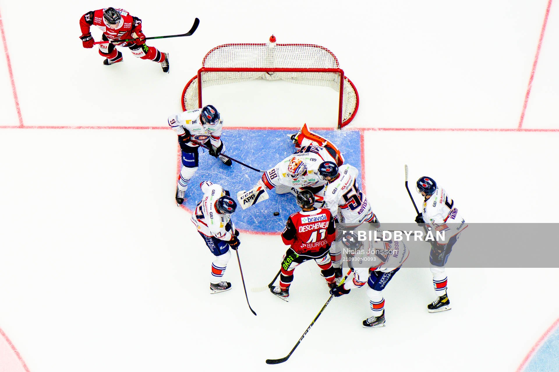Malmö Redhawks Jaedon Descheneau oroar framför Växjös