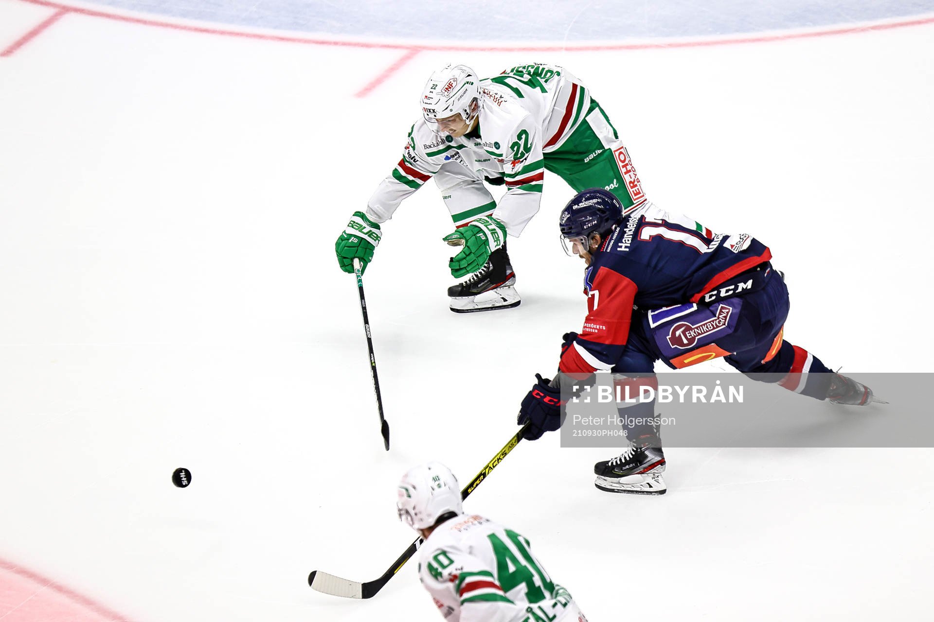 Rögles Samuel Jonsson och Linköpings Brian Gibbons